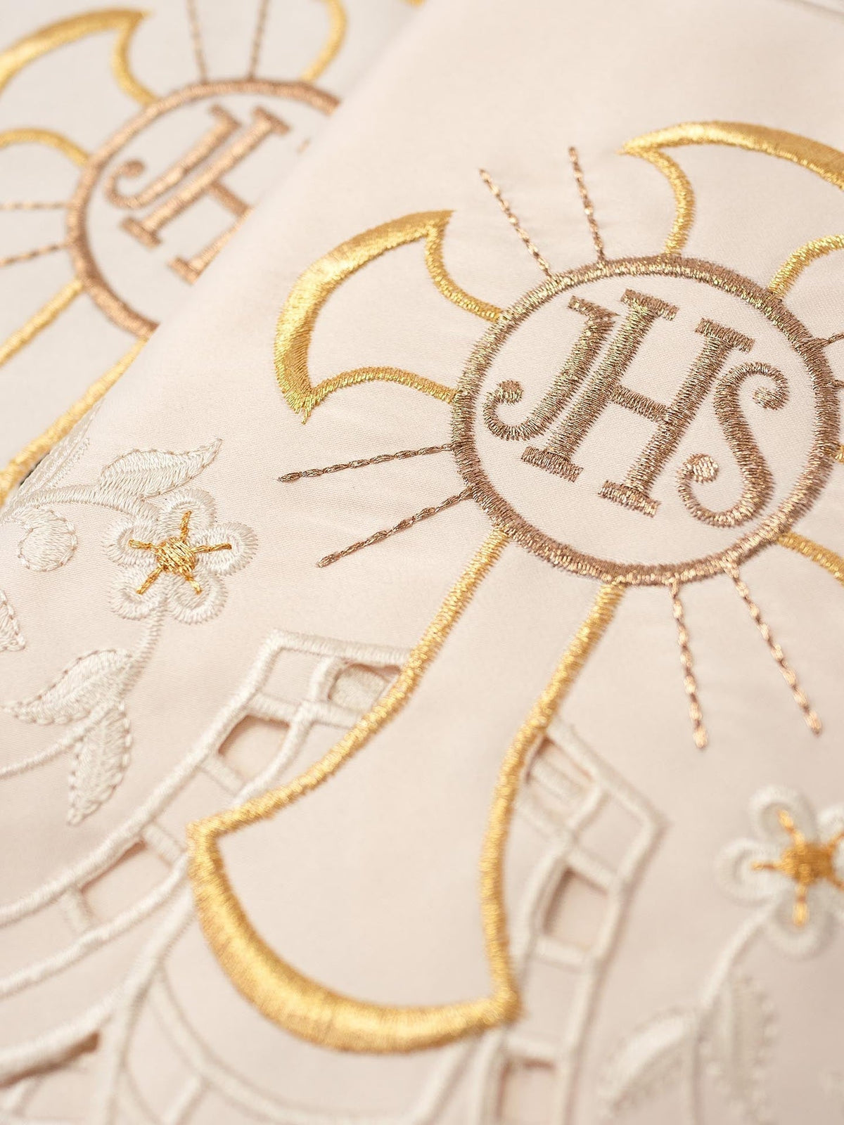 Meterware mit IHS-Kreuz-Stickerei Ecru, Detailaufnahme der goldenen Stickerei und Blumenmotive