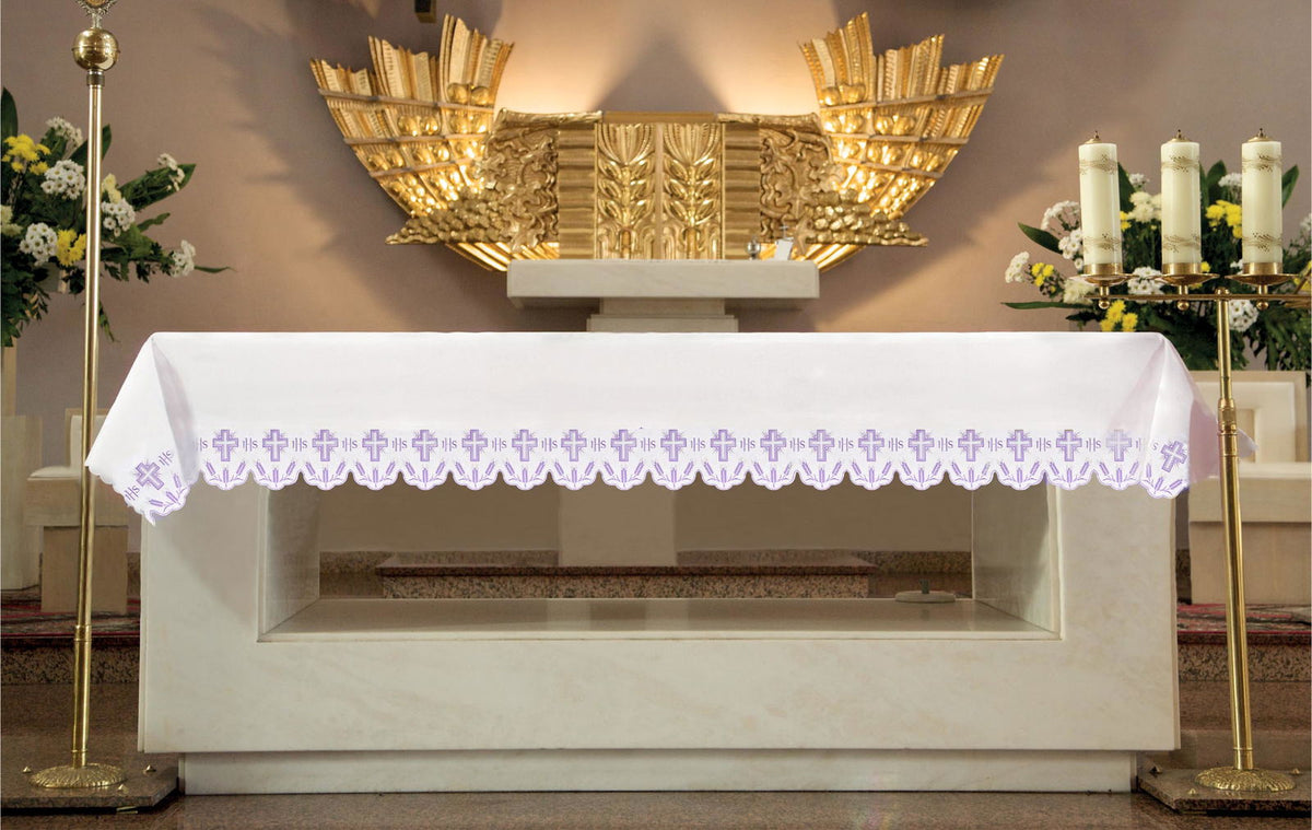 Altartischdecke mit gestickten Kreuzen violett gesäumt, auf dem Altar mit violetter Kreuzbordüre