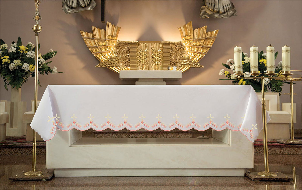 Altartuch mit Kreuz- und Flammenstickerei, weiß, über dem Altar mit besticktem Wellensaum