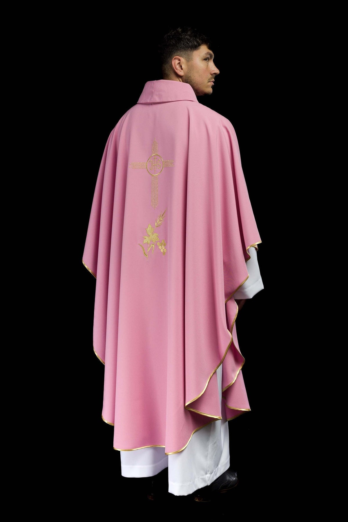 Messgewand in Roségold, Rückansicht mit IHS-Kreuz und Blumenstickerei