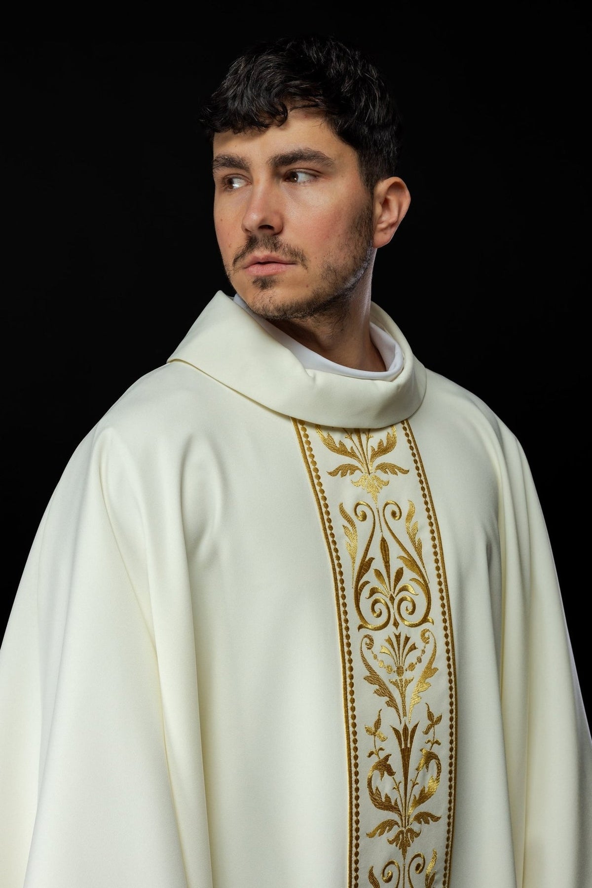 Liturgisches Messgewand mit besticktem Gürtel in Ecru, vordere Detailansicht mit goldener Pflanzenstickerei