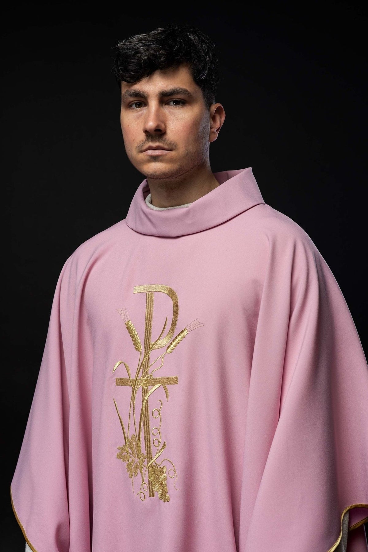 Rosa Messgewand mit goldener Kreuzstickerei, vorn getragen mit goldener Kreuz-, Ähren- und Weintraubenstickerei