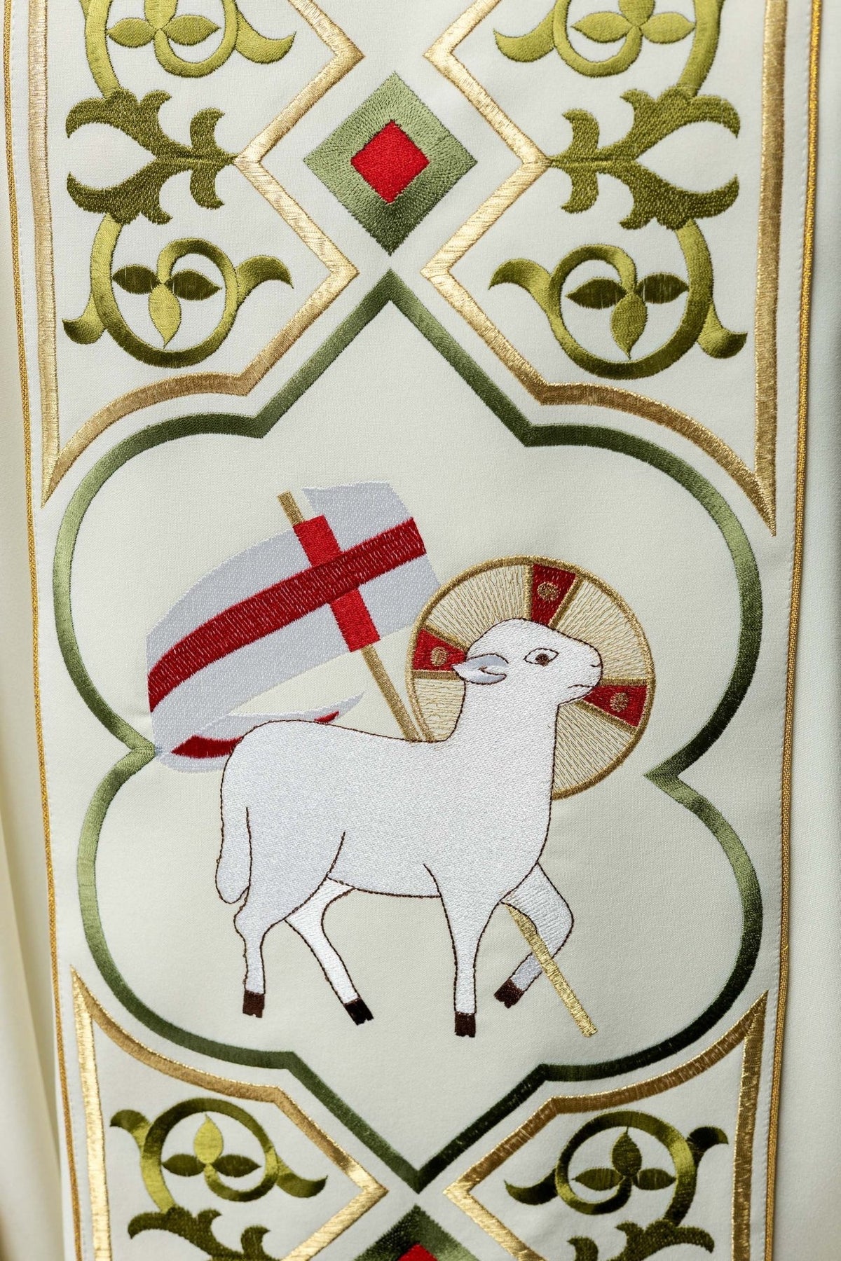 Messgewand, Detail der Vorderstickerei mit Lamm, Kreuz und Heiligenschein