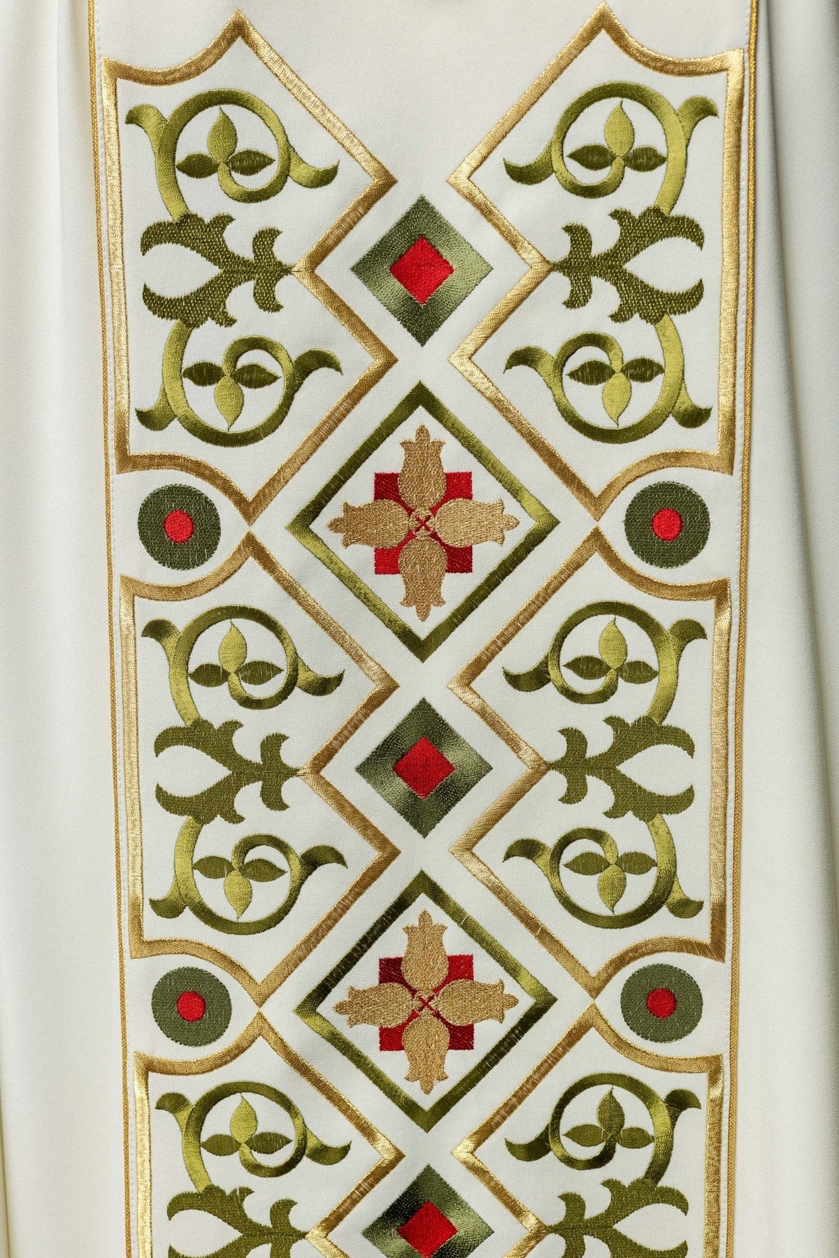 Messgewand, Detail der Rückstickerei mit Kreuzen, Ranken und roten Rauten