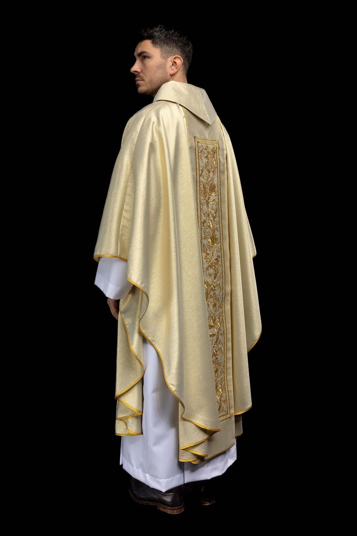 Kasel von hinten mit floral besticktem Mittelstreifen in Gold