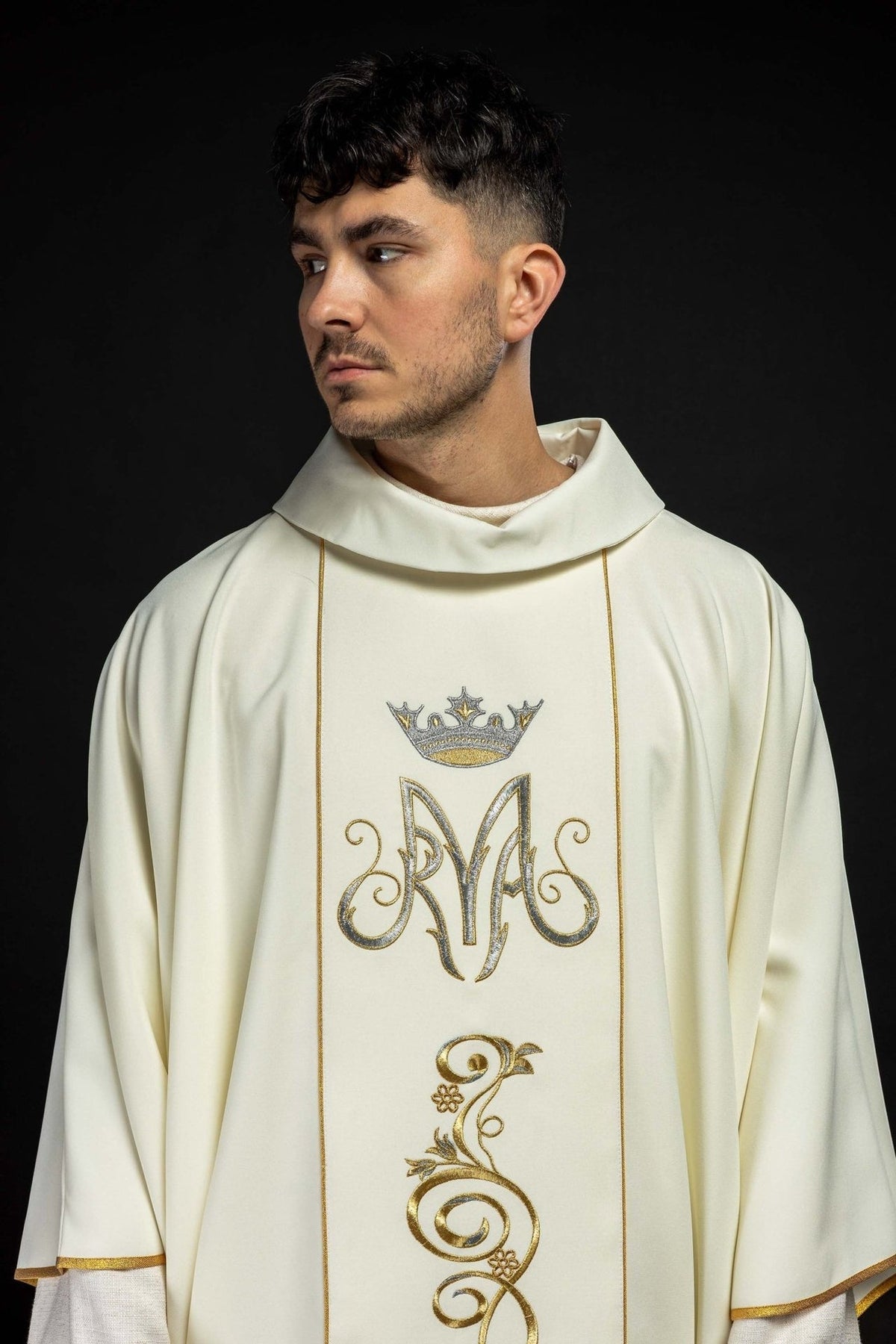 Marianisches liturgisches Messgewand mit ecrufarbenem besticktem Gürtel