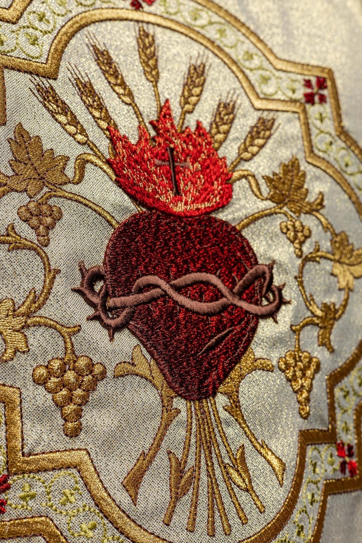 Messgewand mit Detailaufnahme der Herz-Jesu-Stickerei