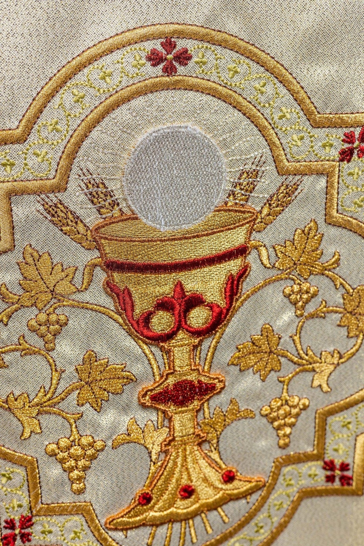 Rückseite des goldenen Messgewands mit Kelch-Stickerei