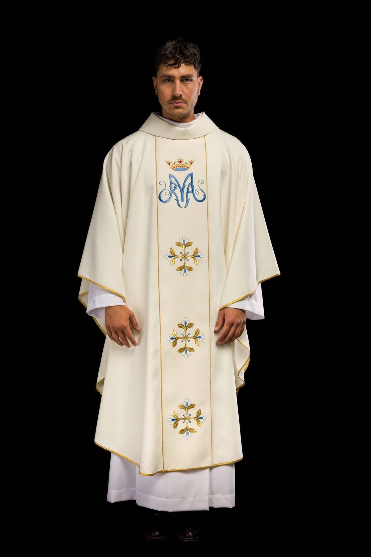 Marianisches Messgewand, Ecru, vollständige Vorderansicht mit Goldstickerei und blauem Monogramm