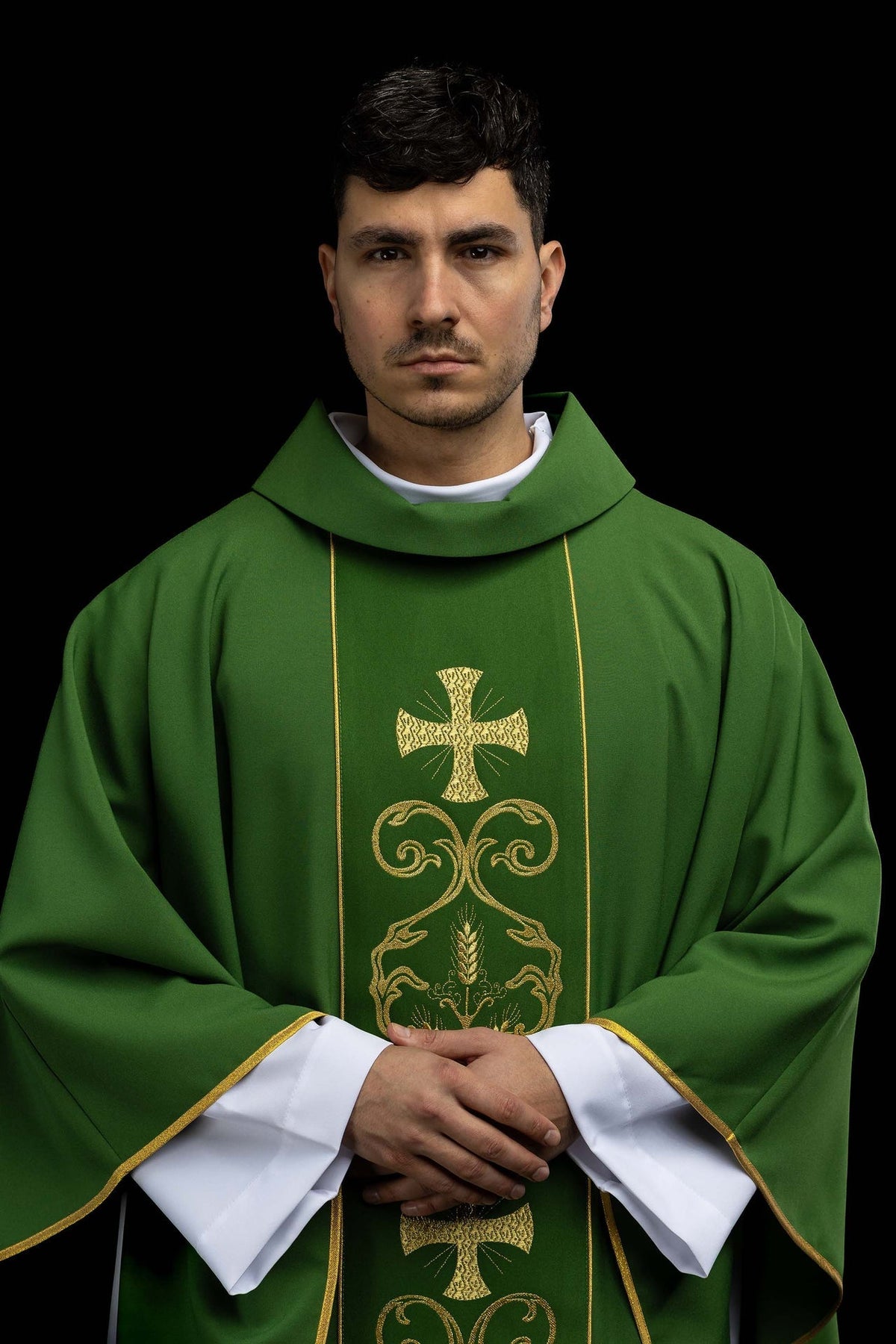 Grüne liturgische Kasel mit besticktem Zierband, vorne getragen, mit goldenen Kreuzen und Rankenstickereien