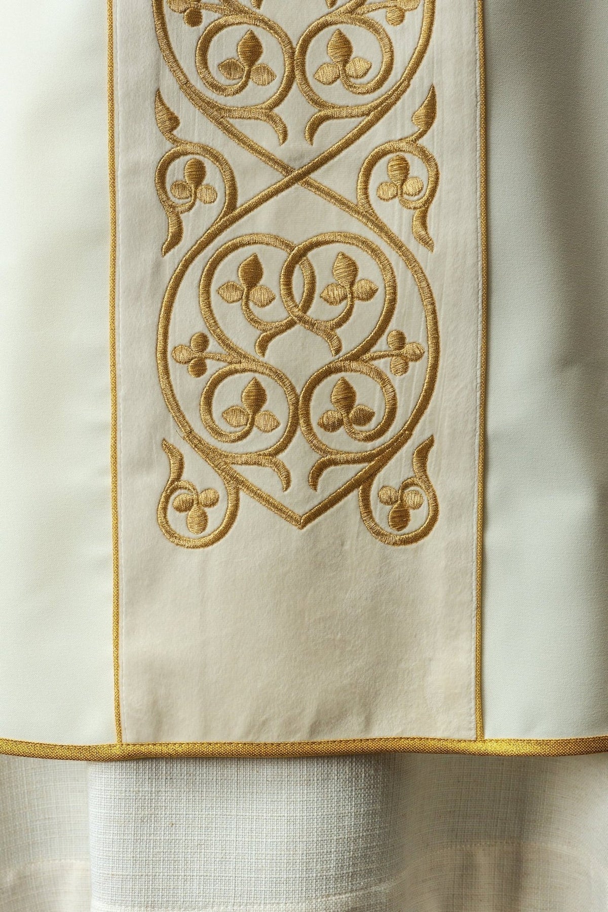 Messgewand, Detail der weiten Ärmel mit goldener Saumkante und sichtbarer Stickerei