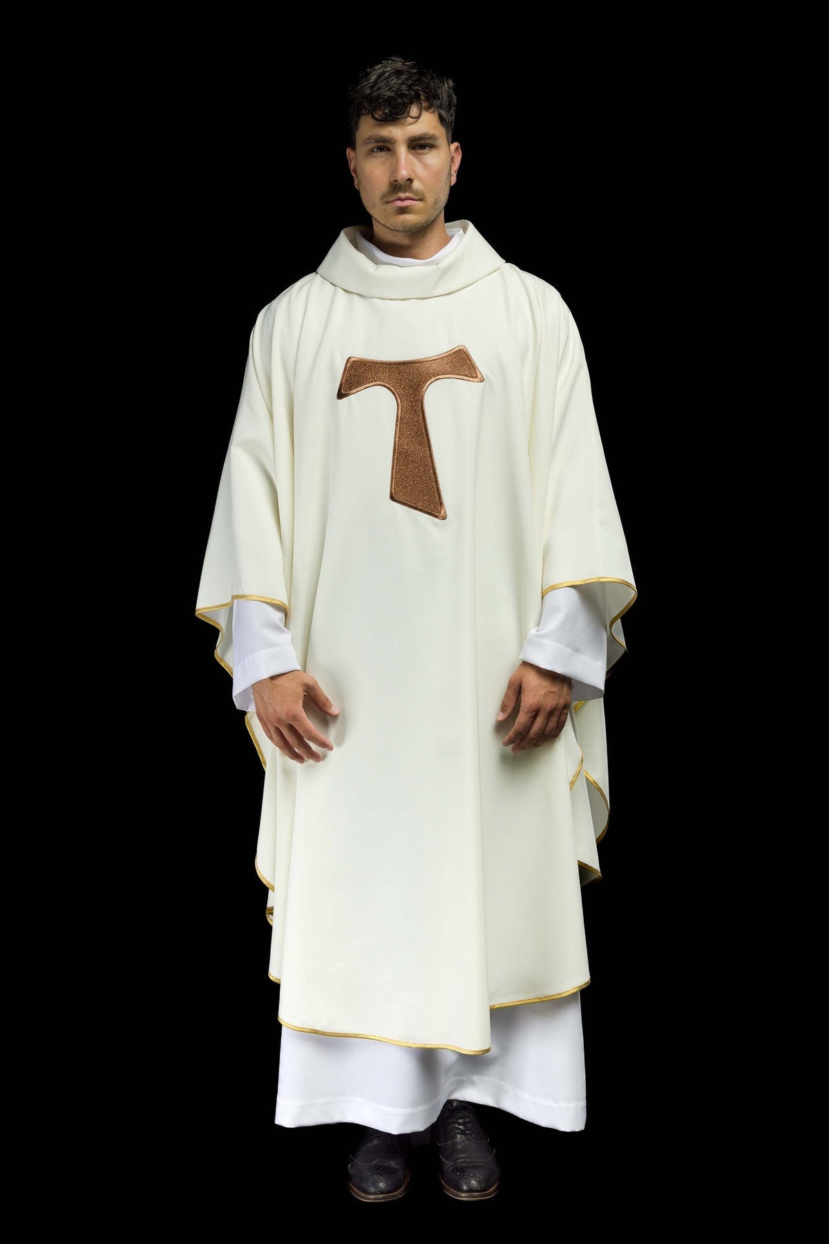 Messgewand mit franziskanischem Kreuz, vollständige Vorderansicht in Weiß mit goldener Einfassung