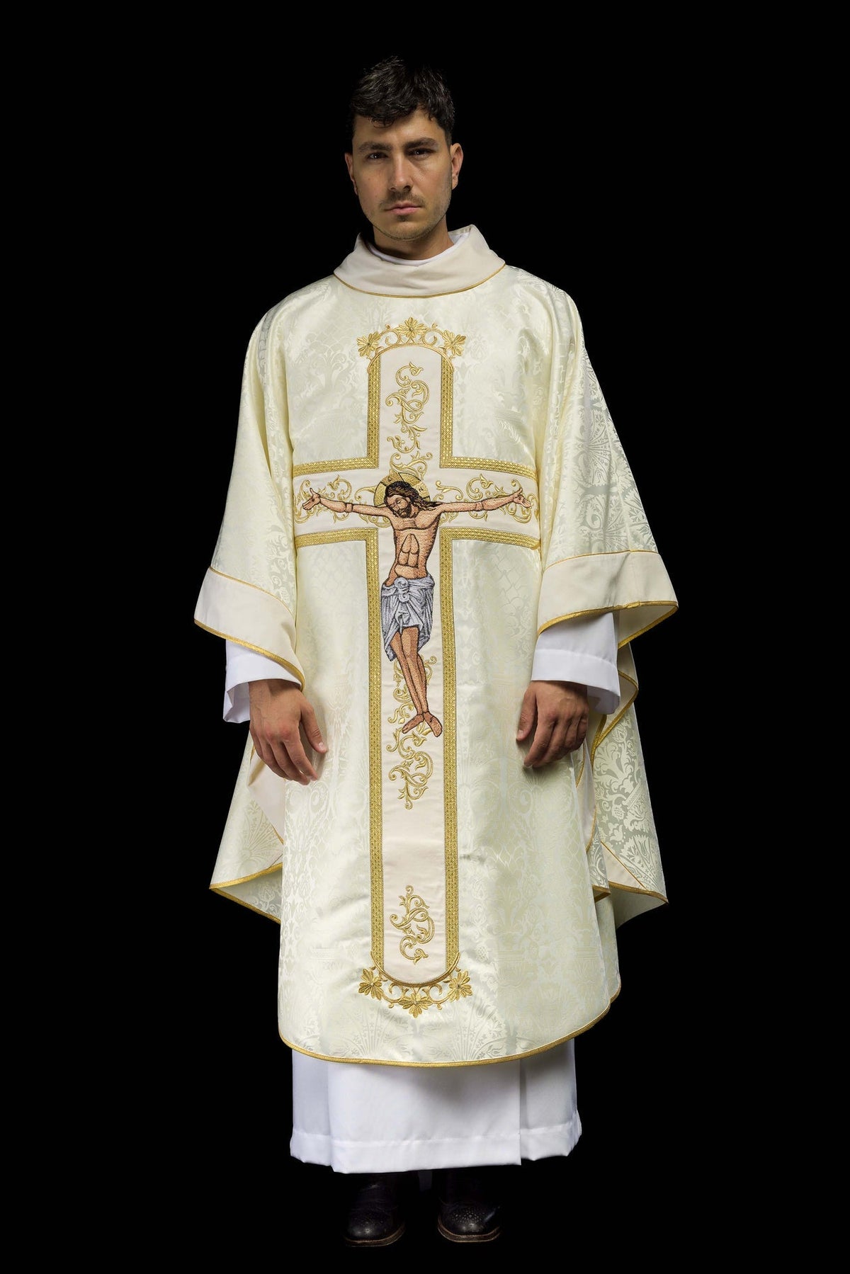 Messgewand mit dem Bild von Jesus Christus am Kreuz in Ecru
