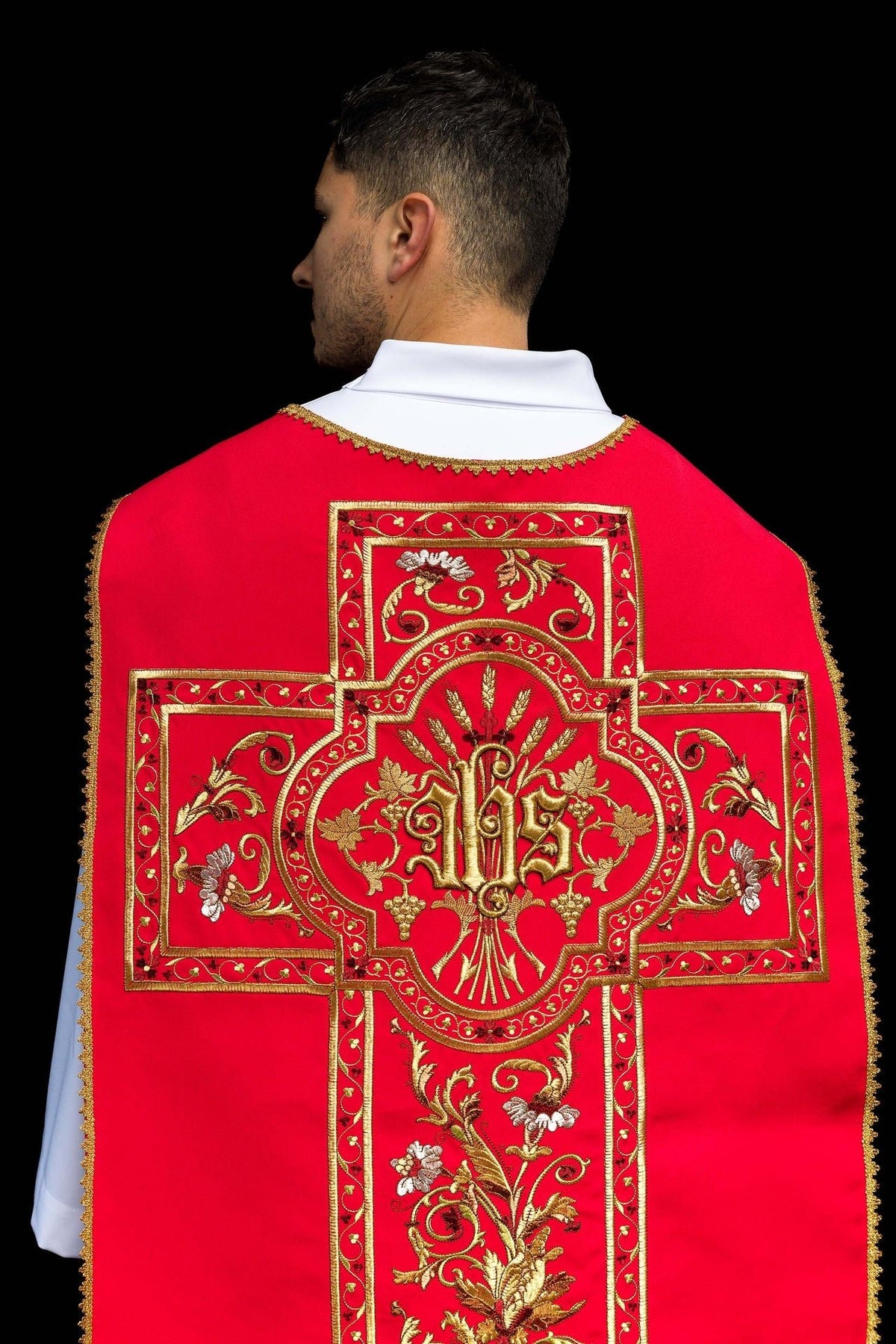 Rote Kasel mit IHS-Kreuz und Blumenstickerei, Rückansicht im Detail