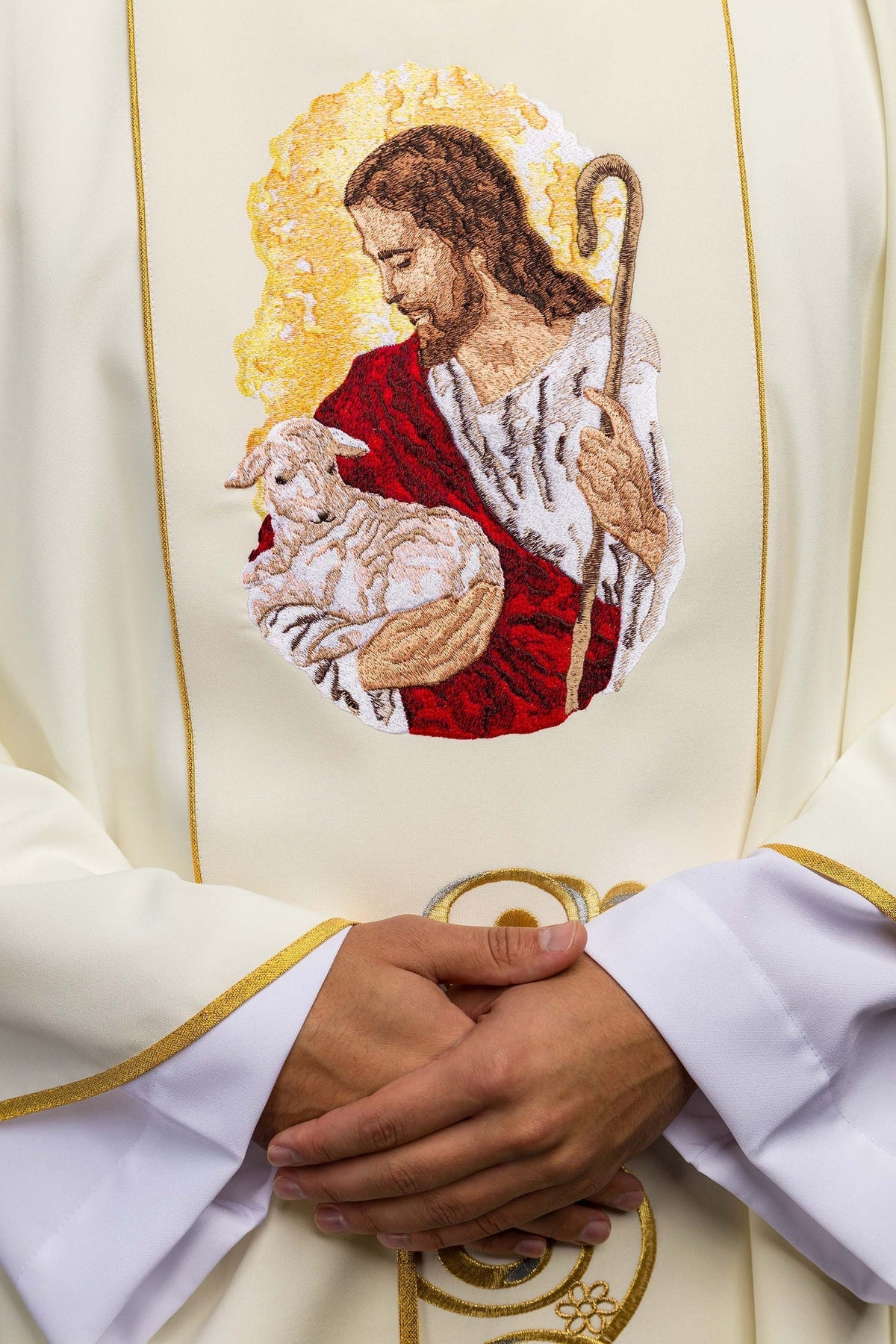 Messgewand in Ecru, Detailansicht der Stickerei mit Jesus und dem Lamm