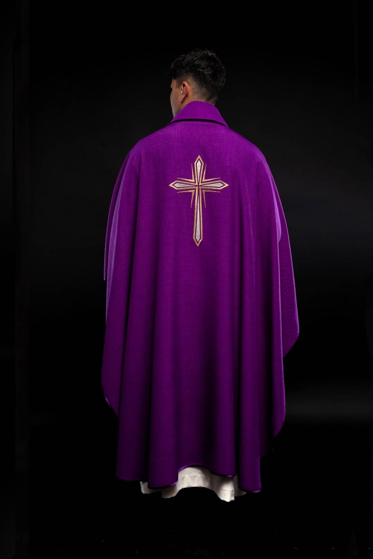 Violette Kasel, Rückseite mit goldenem Kreuz