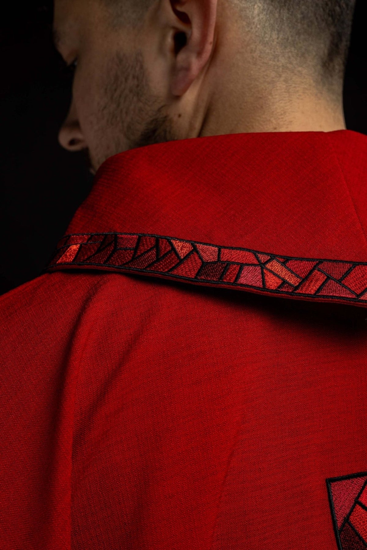 Rotes Messgewand mit Mosaikkreuz, Rückansicht mit besticktem Kragen und Kreuz