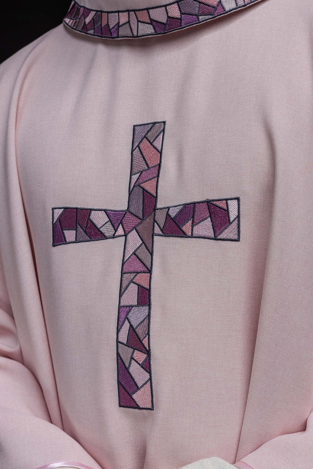 Rosafarbene Kasel mit Mosaikkreuz, Detail der vorderen Kreuzstickerei