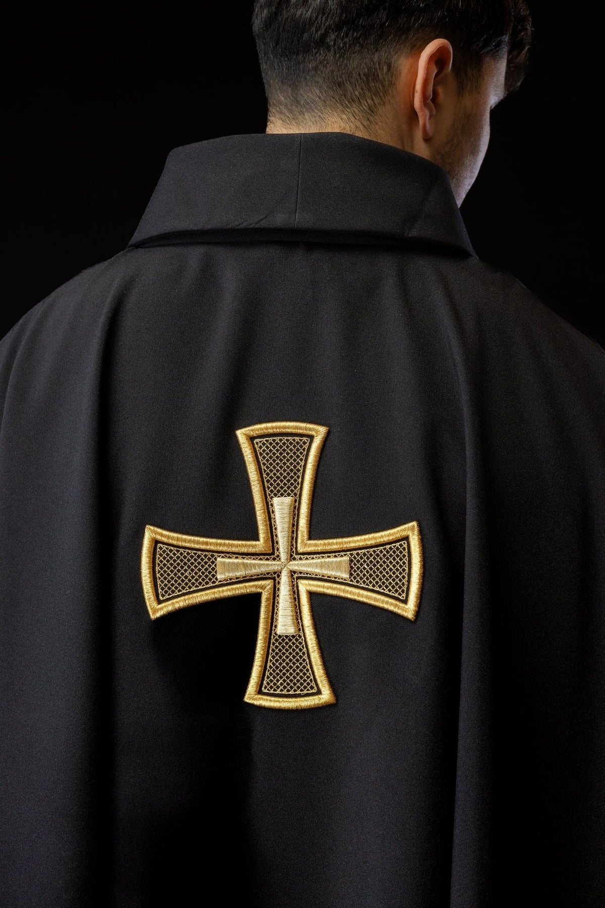 Schwarzes Messgewand, seitliche Ansicht mit goldener Borte und weißen Ärmeln