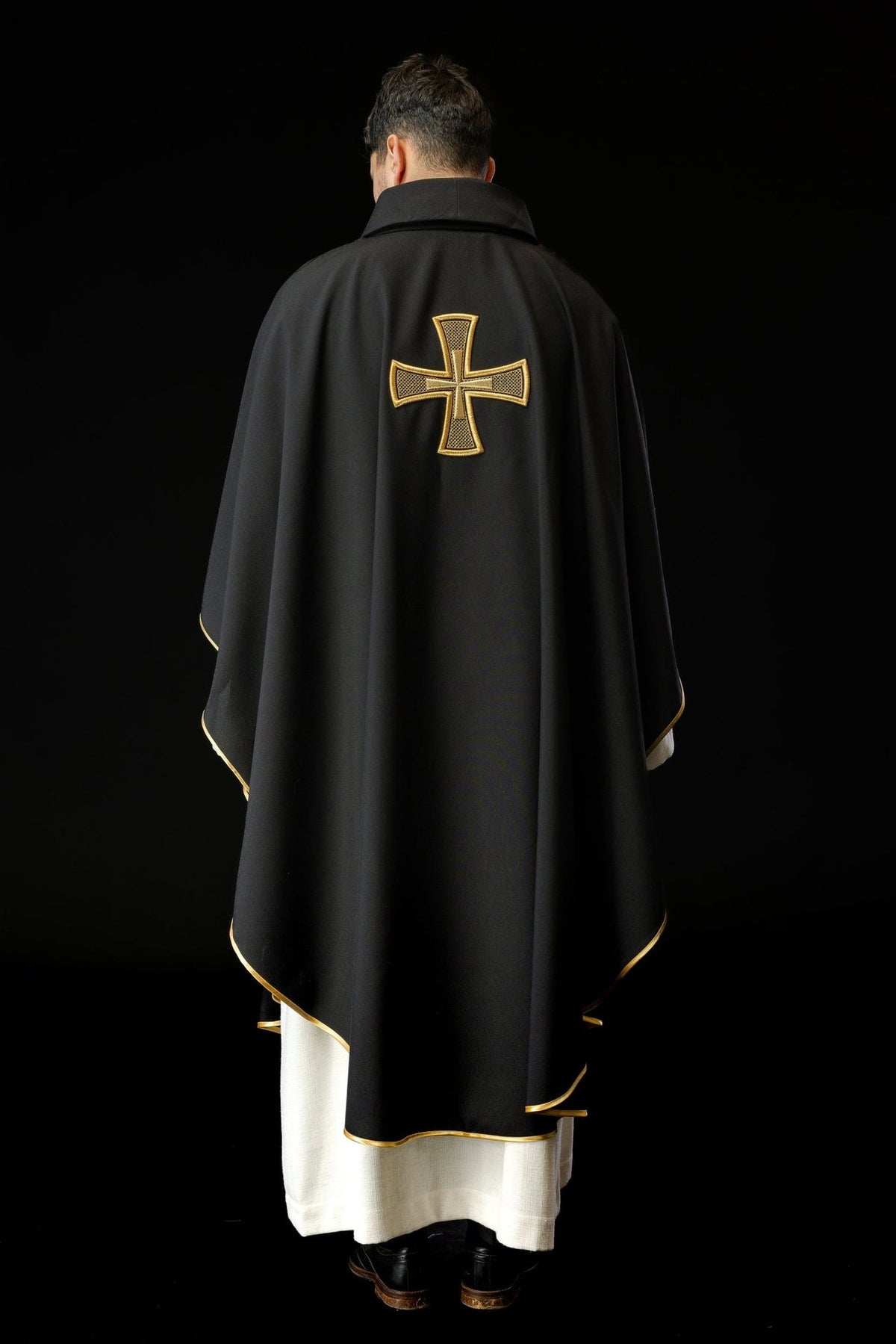 Schwarzes Messgewand, Rückansicht mit großer goldener Kreuzstickerei