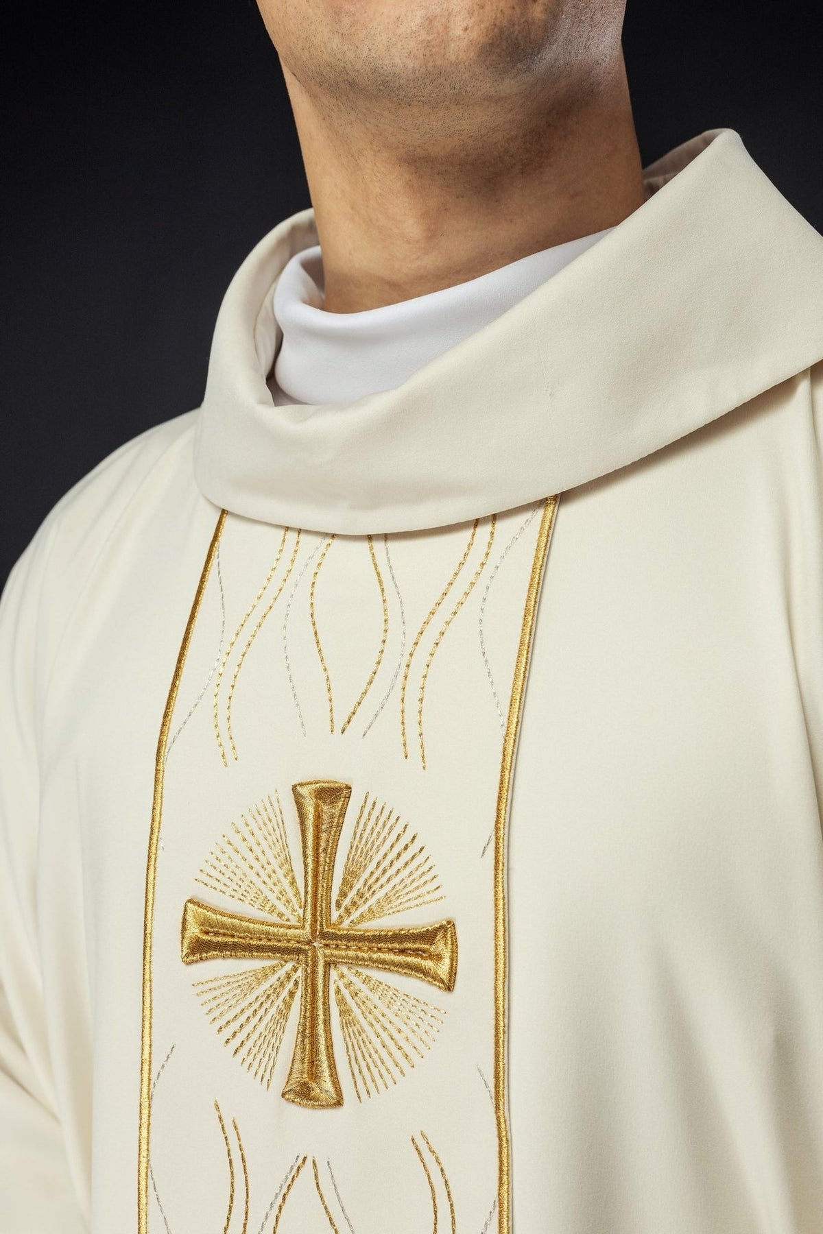 Messgewand mit Kreuz, Nahaufnahme des goldenen Kreuzes und der geschwungenen Stickerei