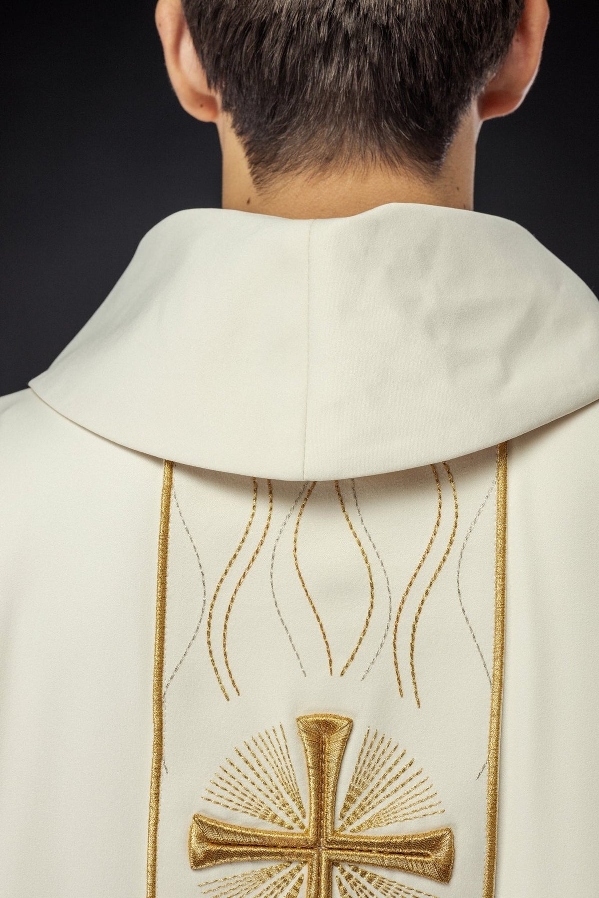 Messgewand mit Kreuz, Rückansicht des ecrufarbenen Kragens und Mittelstreifens
