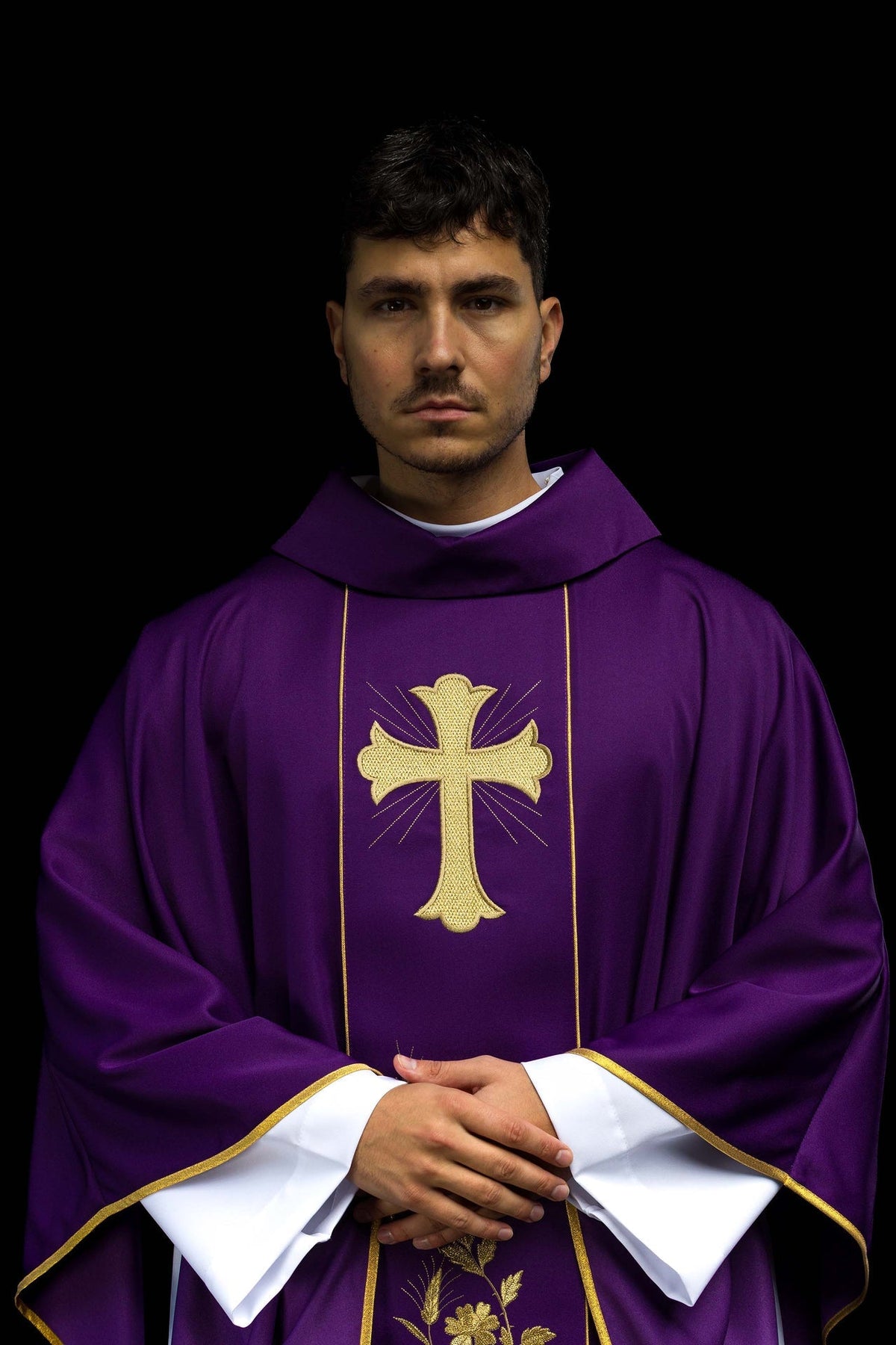 Messgewand Kreuz und Ohren in Violett, vordere Ansicht mit goldenem Kreuz und Blumenstickerei