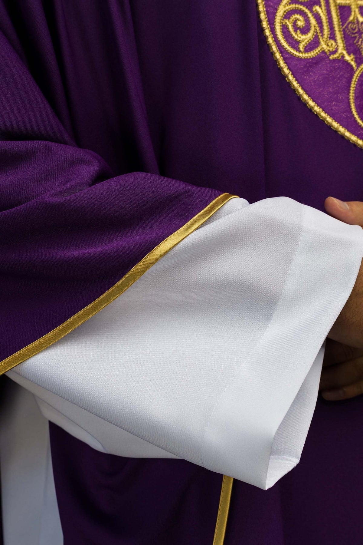 Violettes Messgewand, Detail der gold eingefassten weißen Ärmelabschlüsse