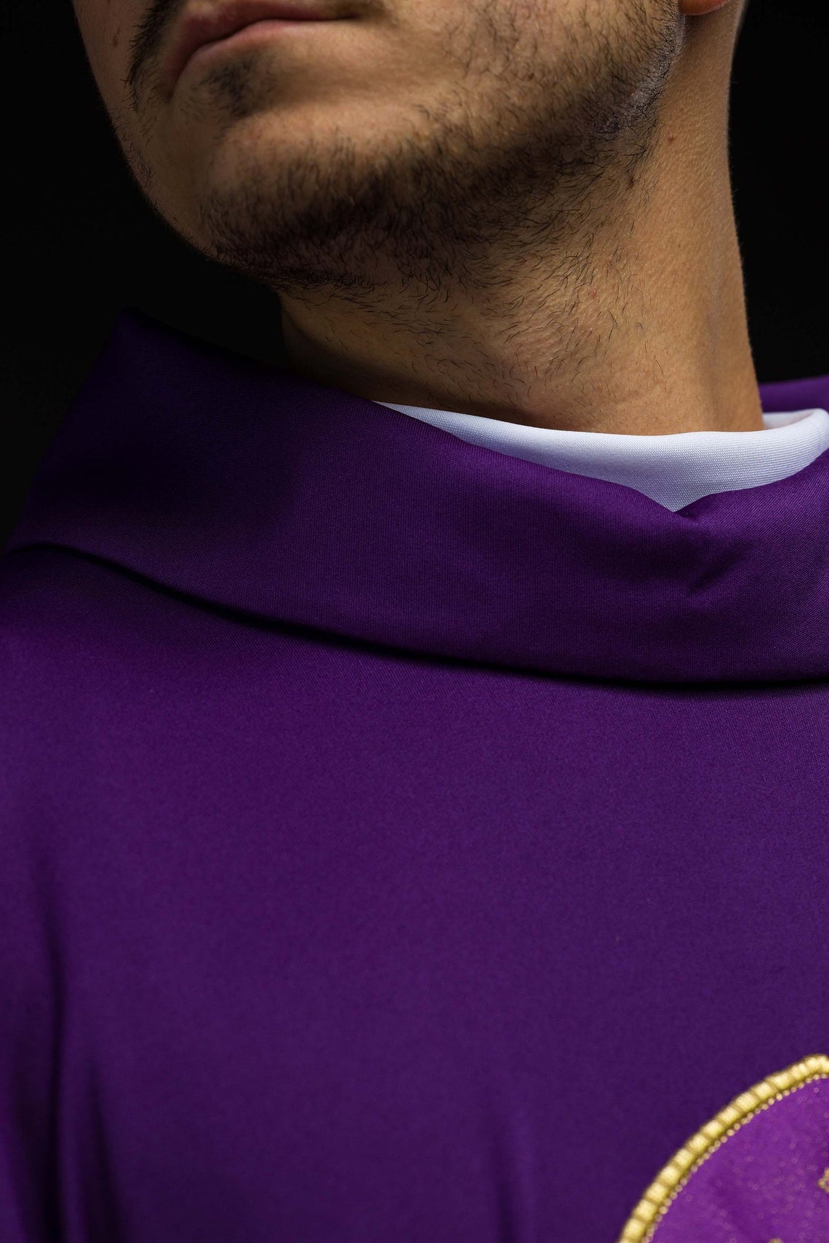 Messgewand mit violettem Stehkragen und weißem Kragenbesatz, Detailansicht