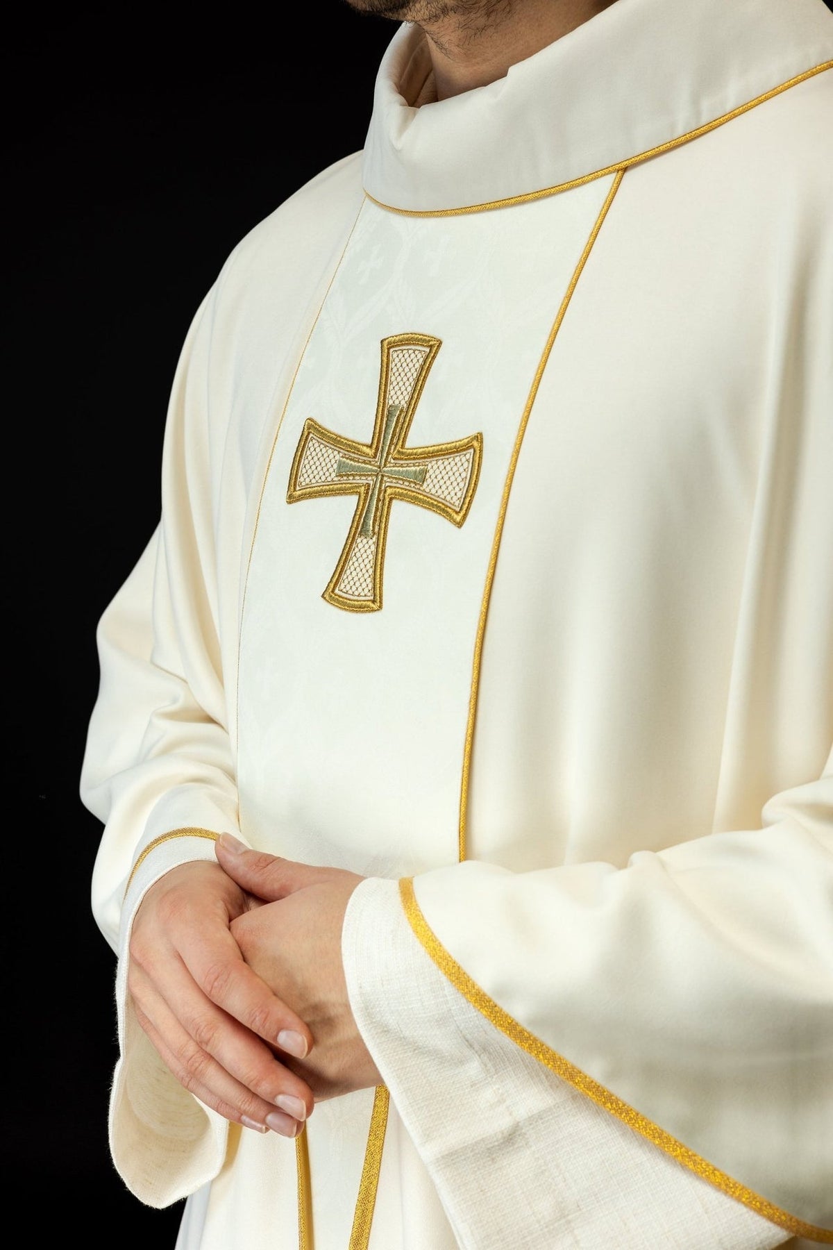 Kasel mit Kreuz, seitliche Nahaufnahme der goldenen Kreuzstickerei und Borten