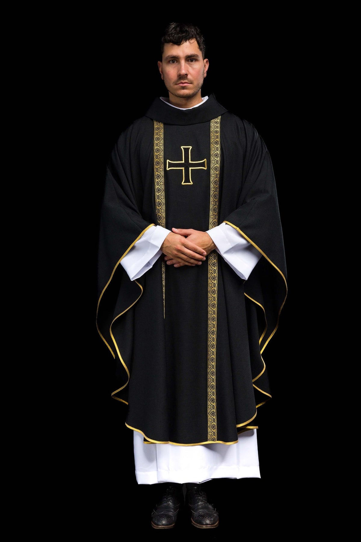 Schwarzes Messgewand, vollständige Vorderansicht mit Kreuz, Jacquardbändern und goldener Kantenborte