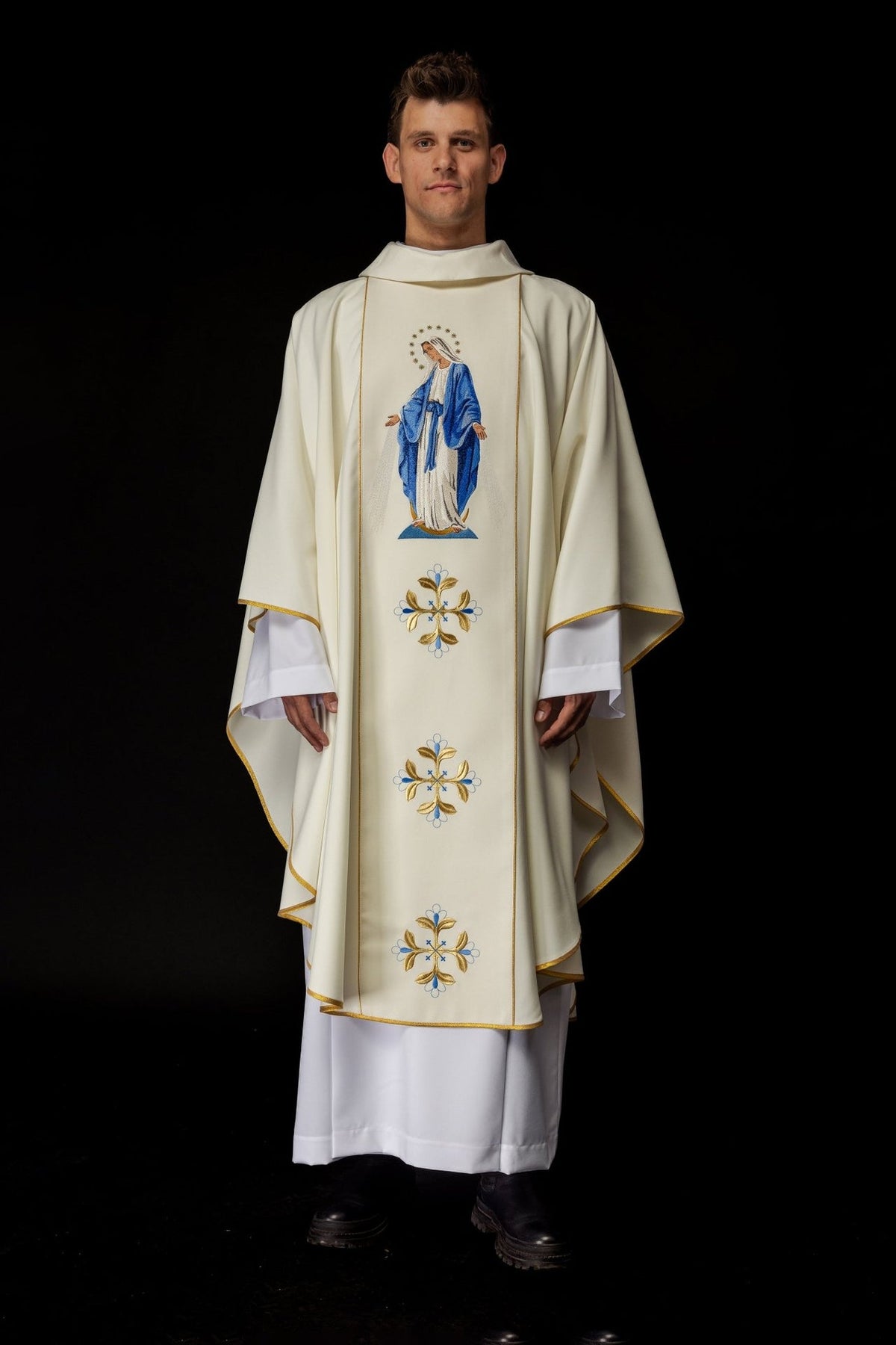 Messgewand in Ecru, vollständige Vorderansicht mit Marienmotiv und gold-blauen Ornamenten