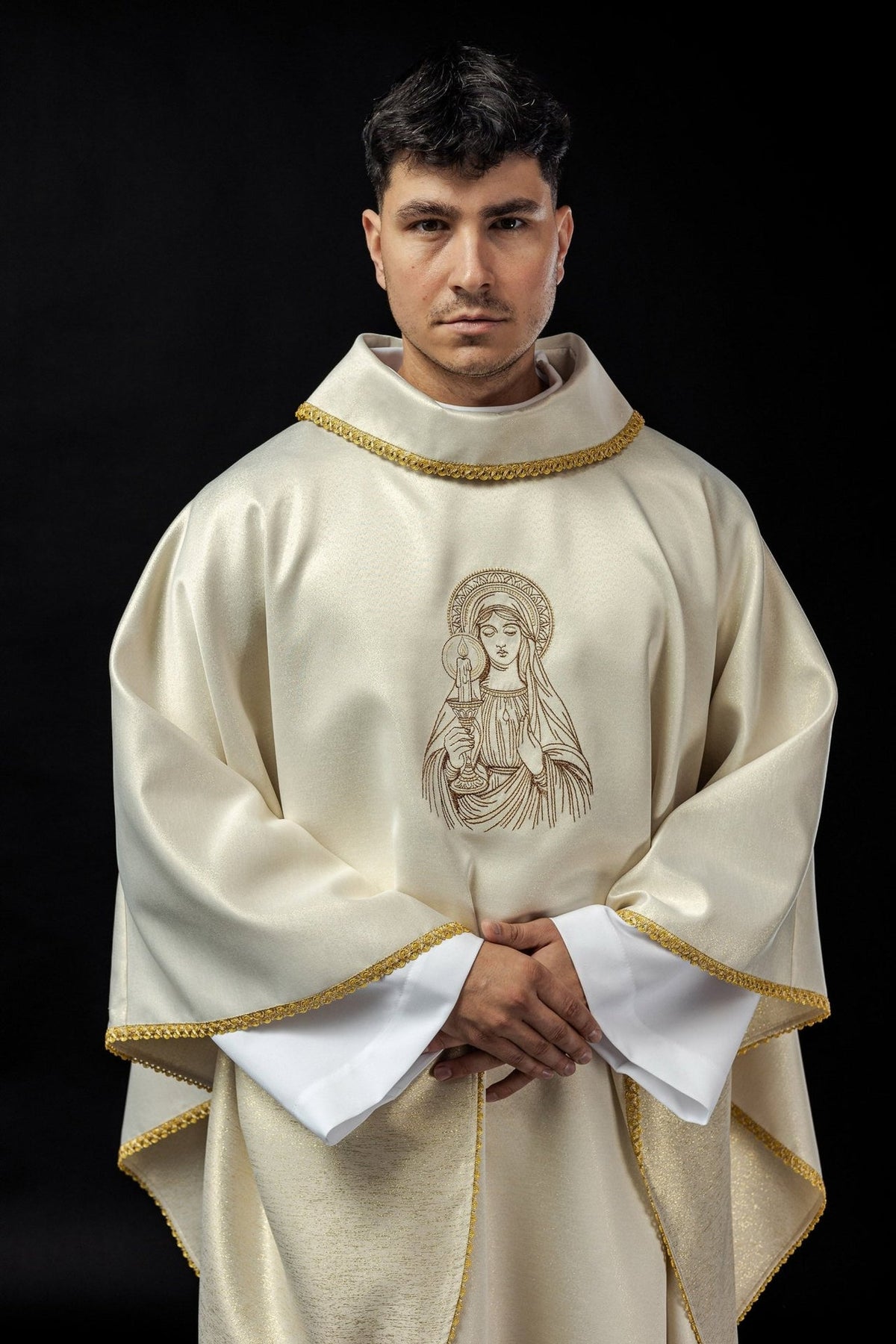 Gesticktes Messgewand mit dem Bild der Muttergottes vom Donnerkeil, Vorderansicht in Creme mit Goldborte