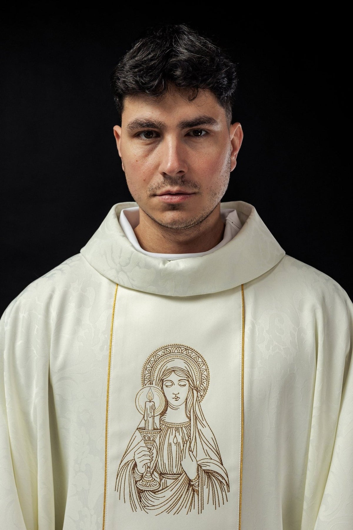 Gesticktes Messgewand mit dem Bild der Muttergottes vom Donnerkeil, cremefarben, vorne getragen