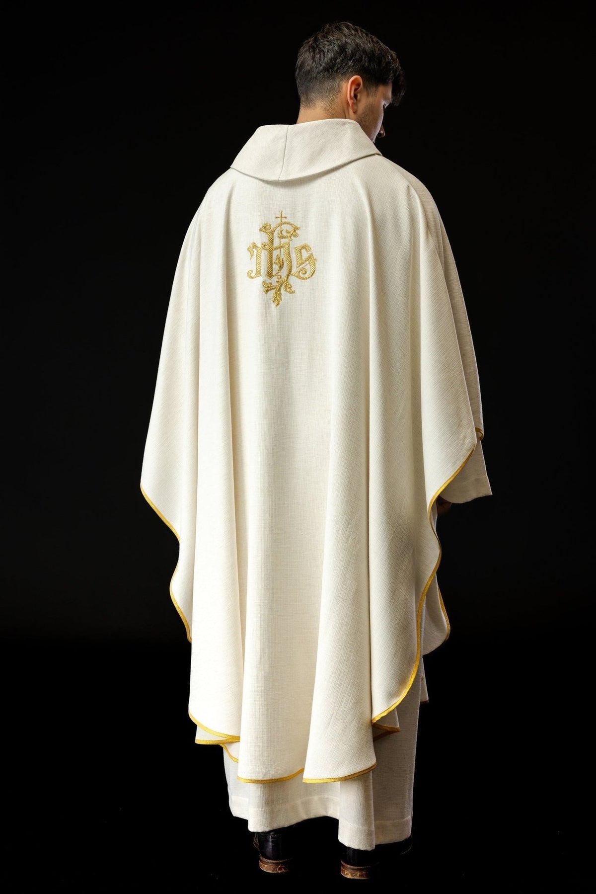 Kasel mit Bild der Barmherzigkeit Gottes, Rückansicht mit Kapuze und goldener Borte