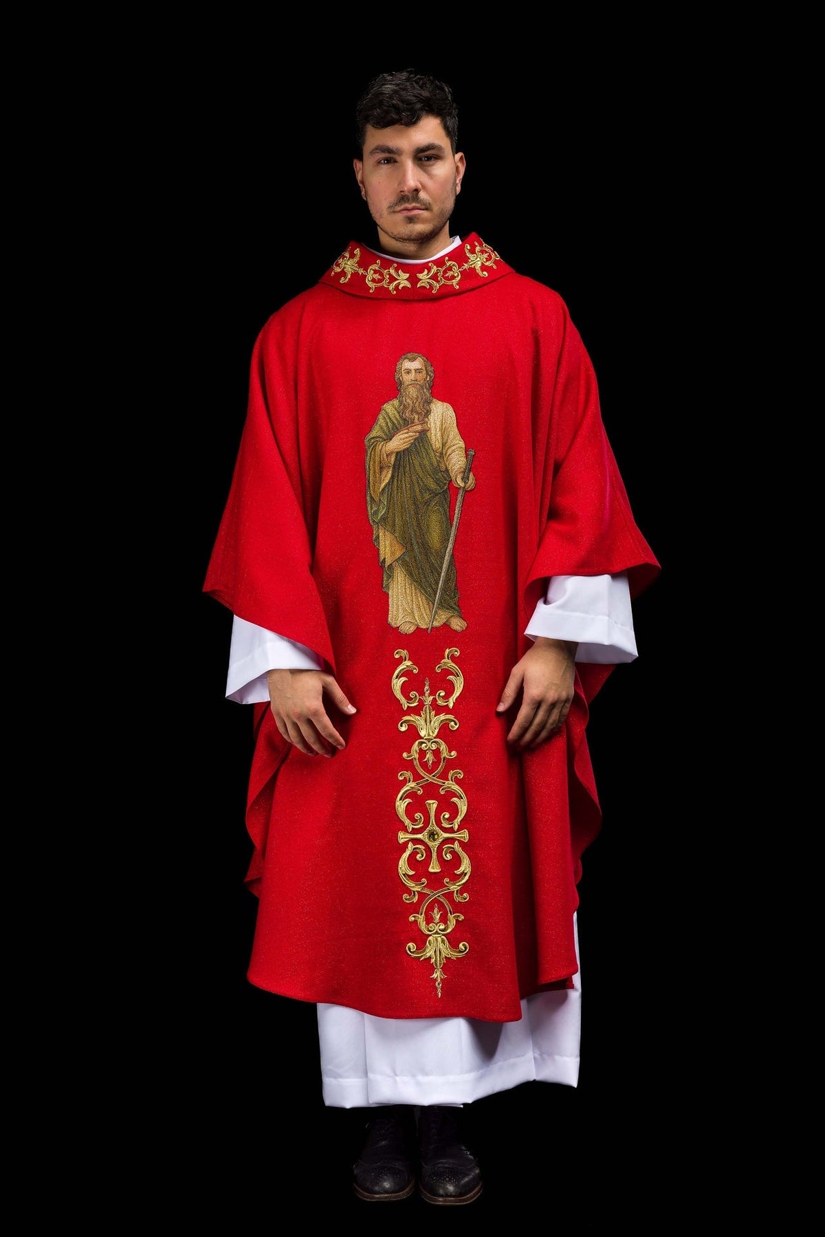 Rotes Messgewand mit Paulusbild und goldener Ornamentstickerei, Vorderansicht