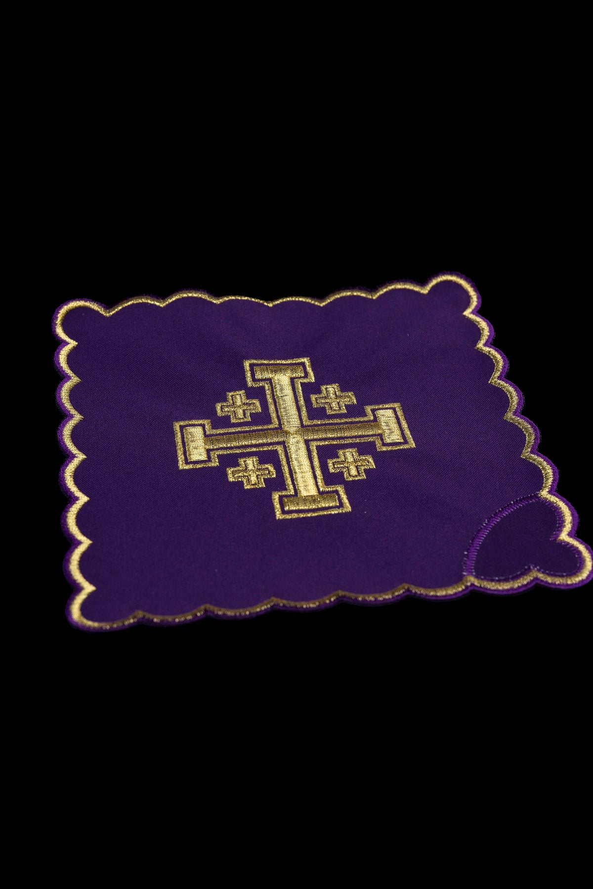 Violette Kelchpalle mit gesticktem Jerusalemer Kreuz und goldener Bogenkante
