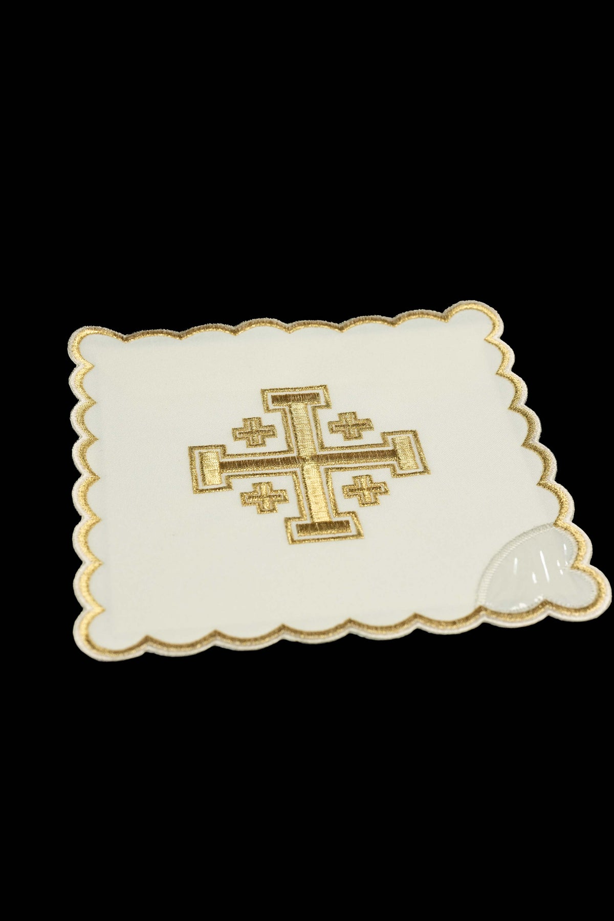 Weiße Kelchpalle mit gesticktem Jerusalemer Kreuz und goldener Bogenkante