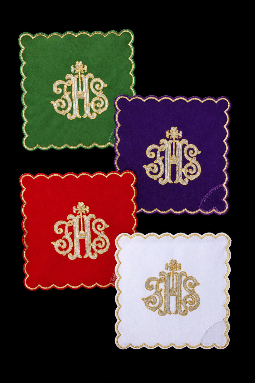 Set aus vier bestickten Kelchpallen mit IHS-Motiv in Grün, Rot, Violett und Weiß