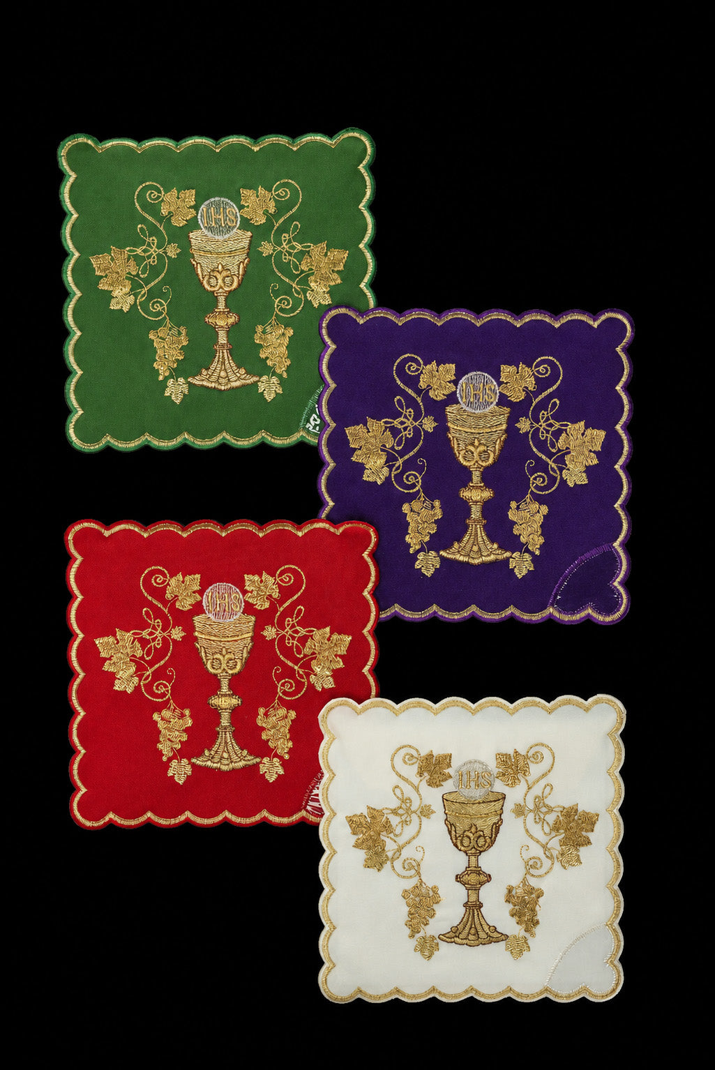 Set aus vier Kelchpallen mit gesticktem Kelchmotiv in Grün, Rot, Violett und Weiß