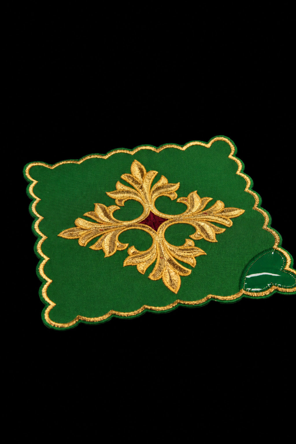 Grüne Kelchpalle mit goldener Kreuzstickerei und geschweiftem Rand, Detailansicht