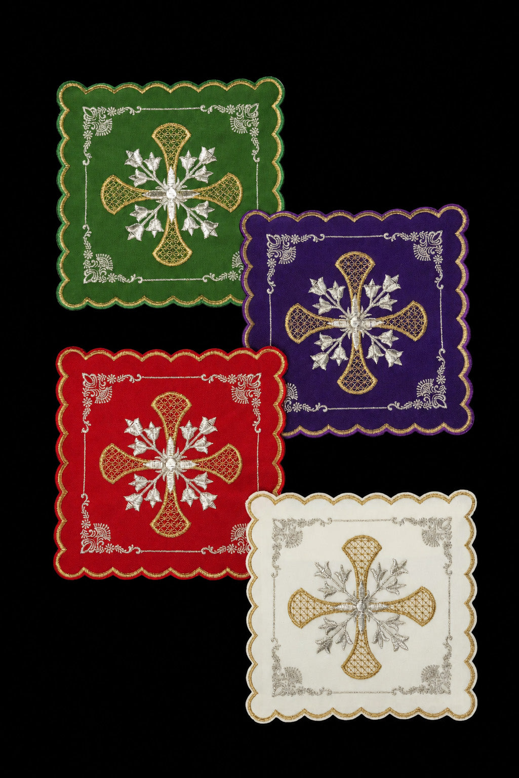 Set aus vier Kelchpallen mit gesticktem Kreuzmotiv und floralen Ornamenten in Grün, Rot, Violett und Weiß