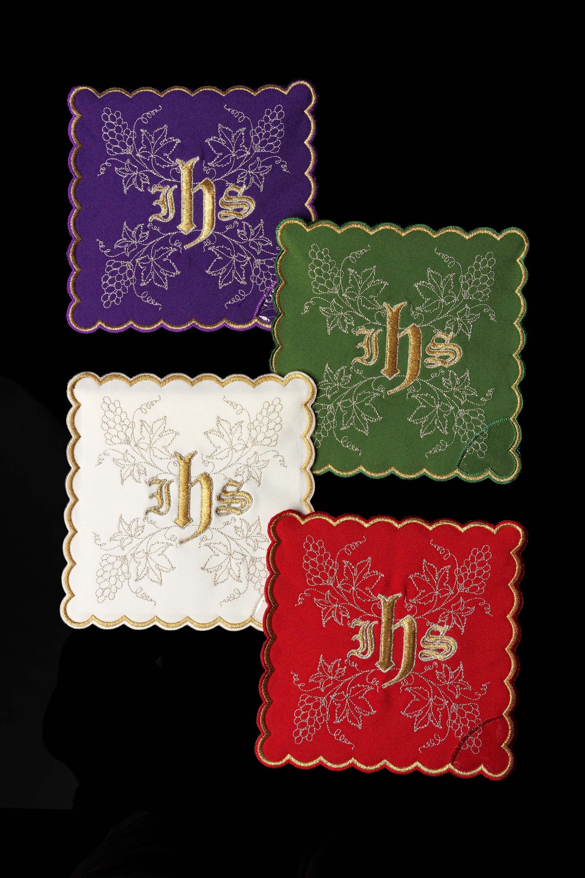 Set aus vier Kelchpallen mit IHS-Stickerei und Weinrebenmotiv in Violett, Grün, Weiß und Rot