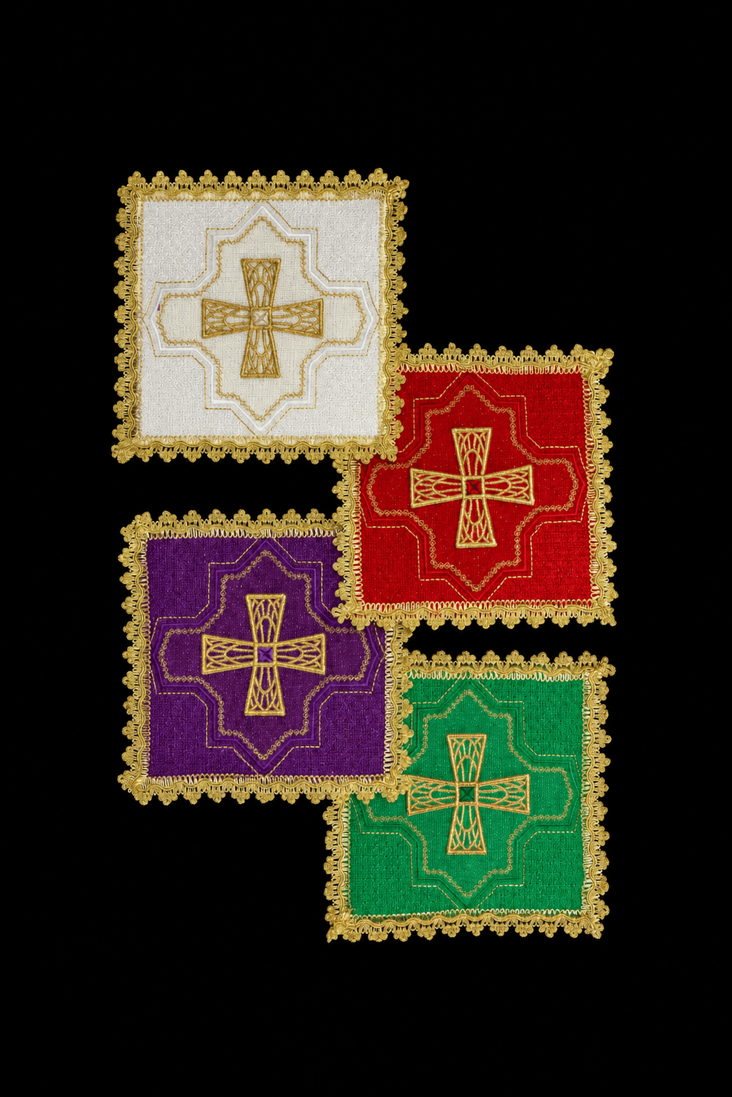 Set aus vier Kelchpallen mit gesticktem Kreuz und goldfarbener Borte in Weiß, Rot, Violett und Grün