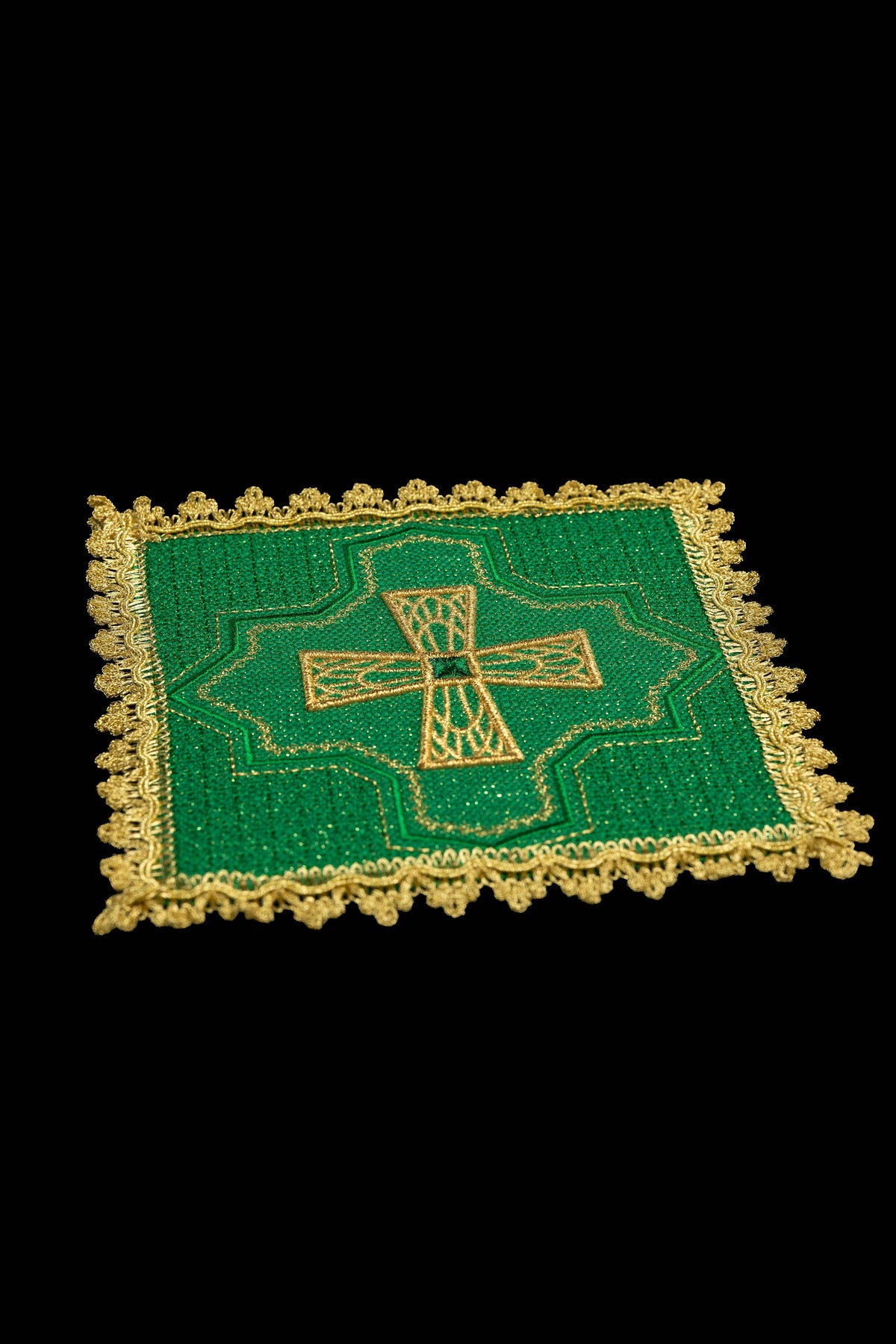 Grüne Kelchpalle mit gesticktem Kreuz und goldfarbener Borte, schräge Ansicht