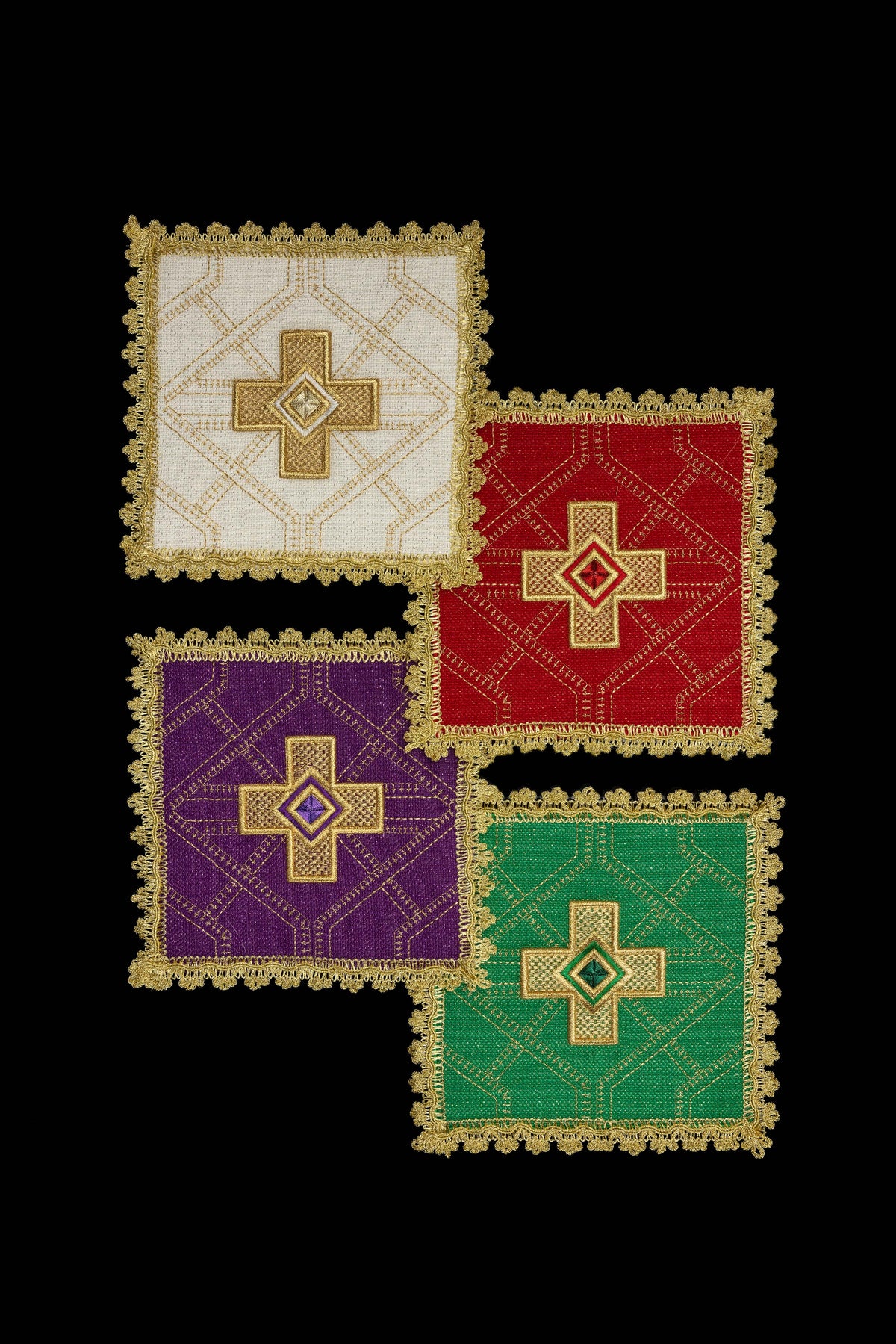 Set aus vier Kelchpallen mit gesticktem Kreuzmotiv und goldfarbener Borte in Weiß, Rot, Violett und Grün