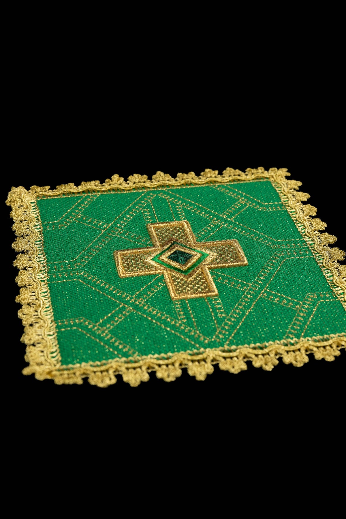 Grüne Kelchpalle mit gesticktem Kreuzmotiv und goldfarbener Borte, Detailansicht