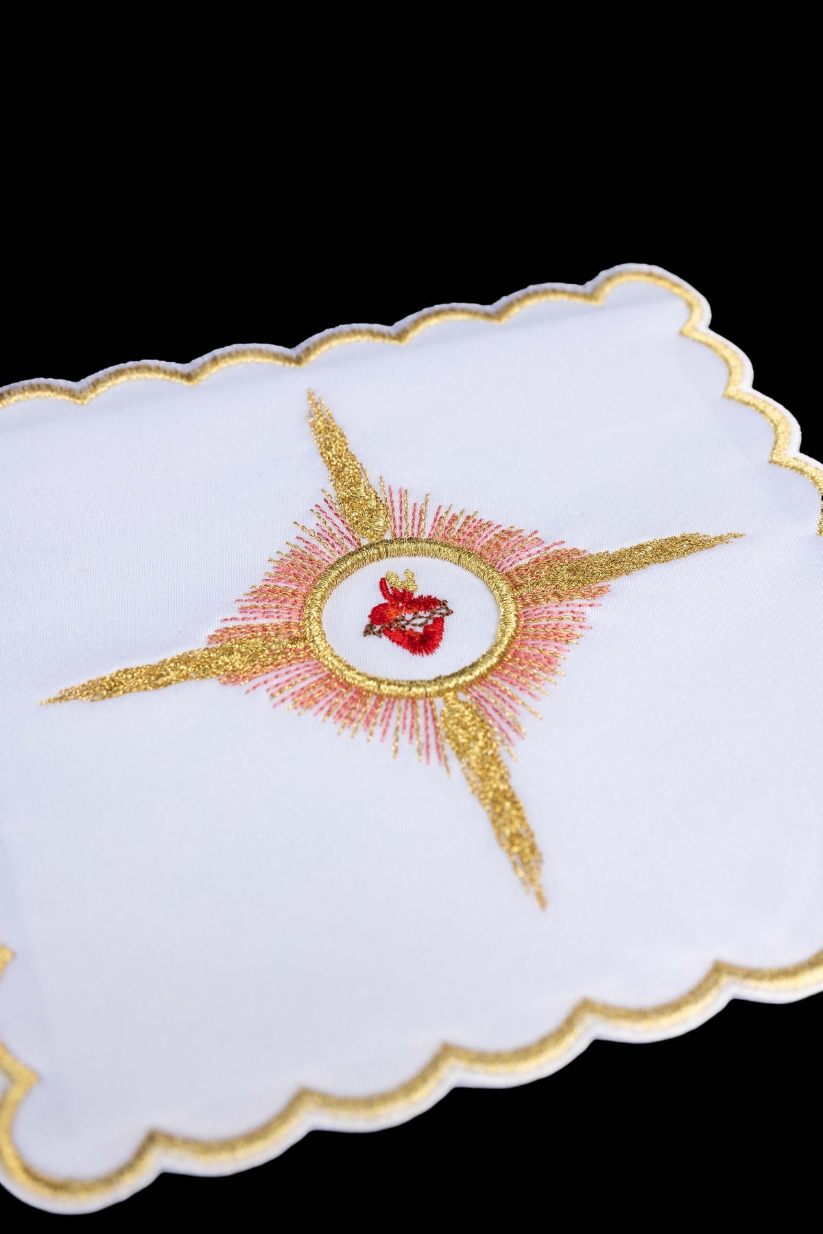 Kelchpalla, Nahaufnahme des gestickten Herz-Jesu-Motivs mit goldenen und rosafarbenen Strahlen