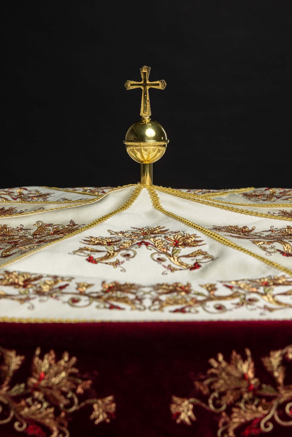 Prozessionsschirm, Nahaufnahme der goldenen Kreuzbekrönung und radialen Goldborten