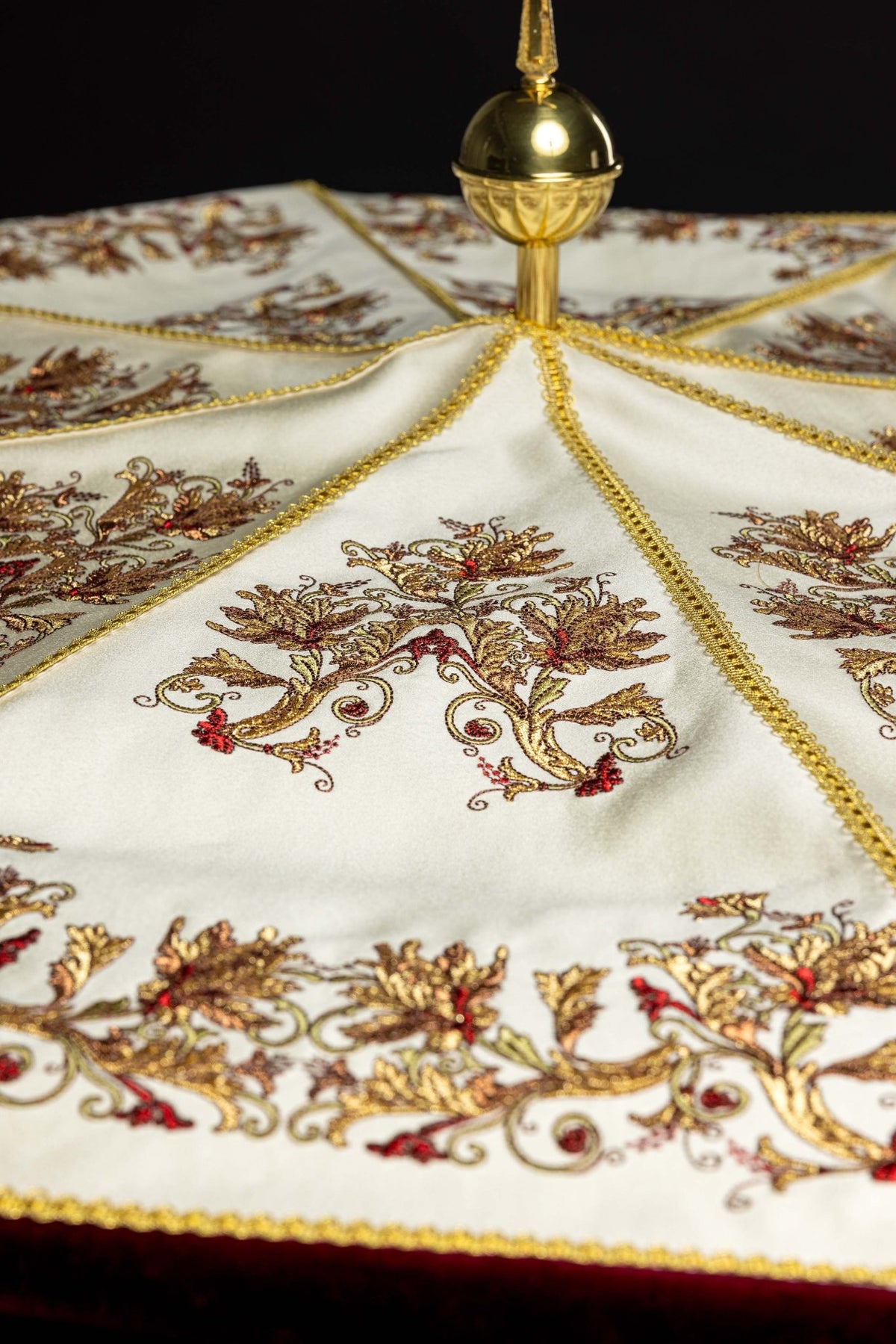 Prozessionsschirm, Nahaufnahme der Ecru-Schirmfläche mit floraler Gold- und Rotstickerei